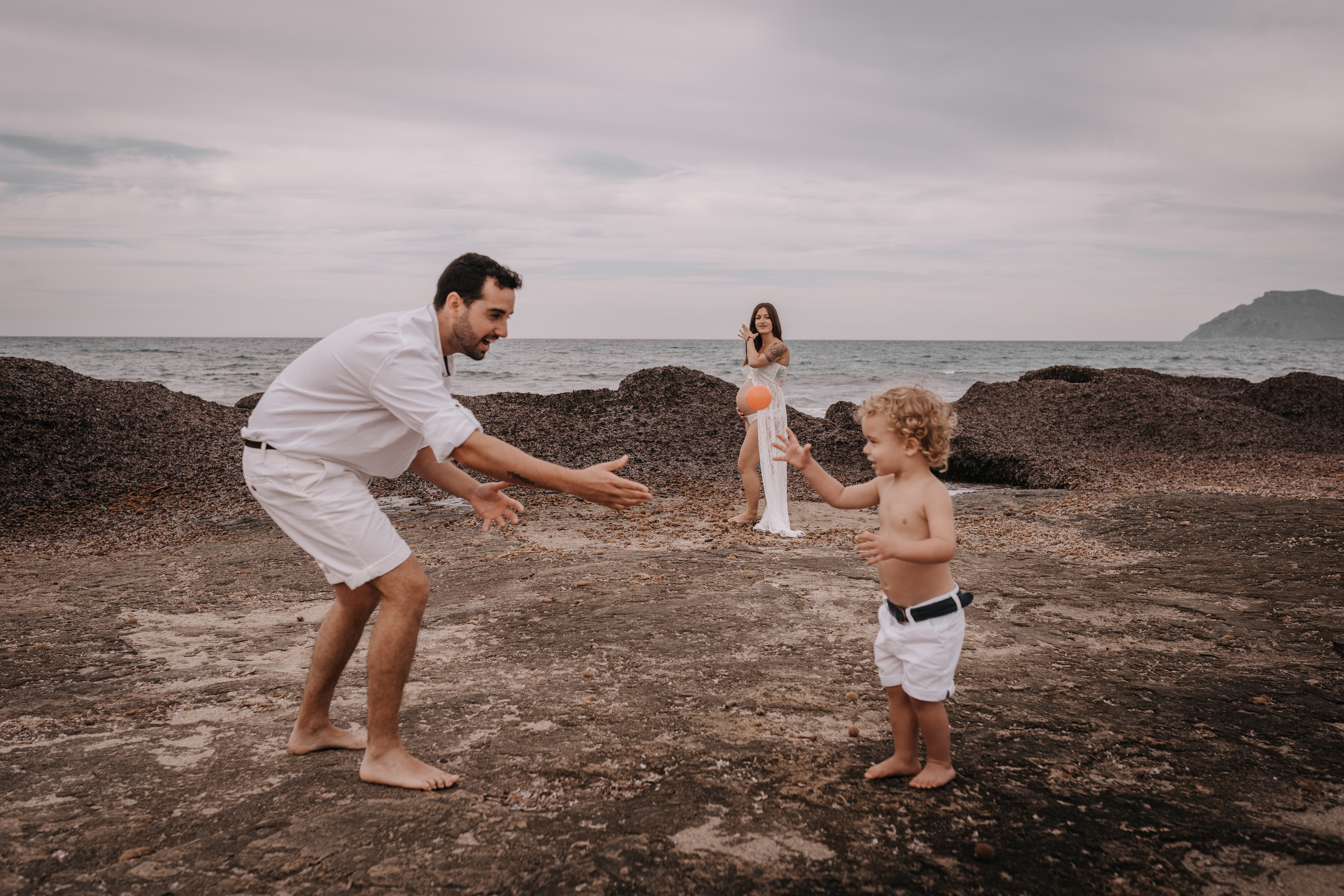 HAVING FUN ON THE BEACH. SPLASH Fotógrafo de bodas y familias en Palma de Mallorca | Mauricio Alcibar