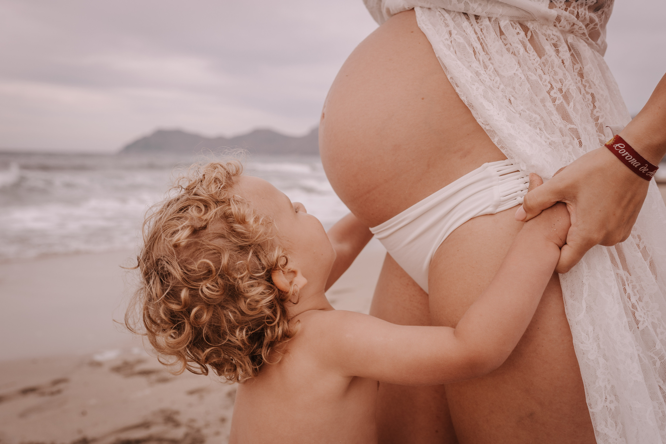 HAVING FUN ON THE BEACH. SPLASH Fotógrafo de bodas y familias en Palma de Mallorca | Mauricio Alcibar