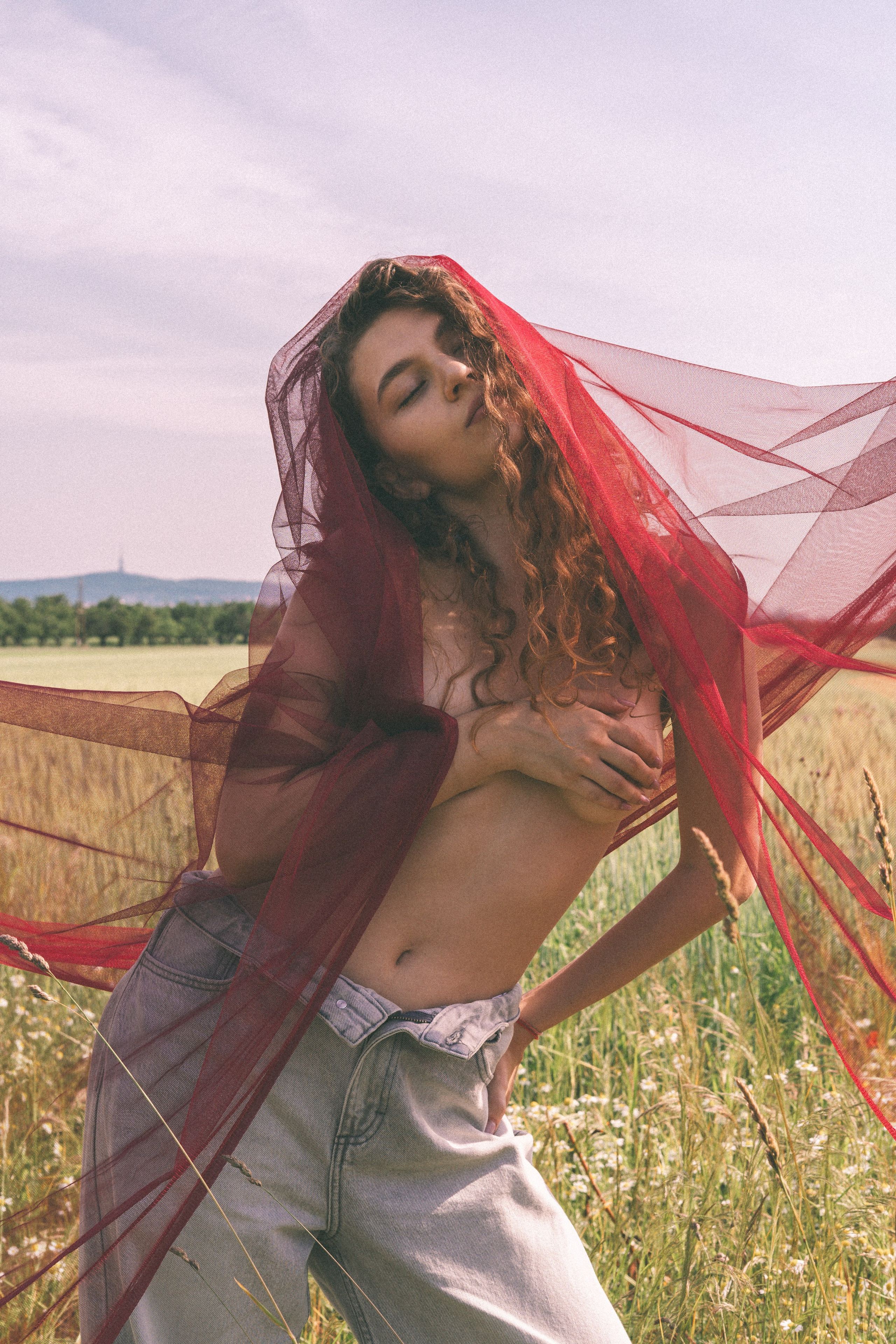 Художественный женский портрет на природе