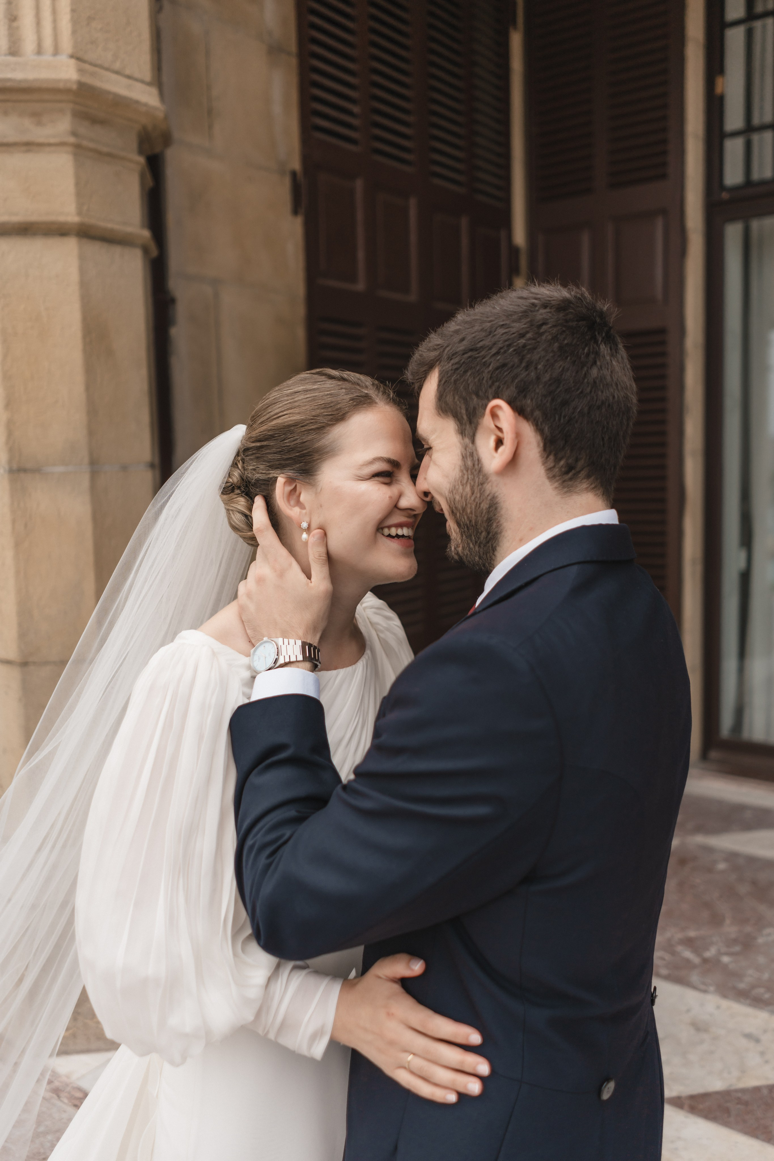 Elegancia y alegría familiar. Boda de Andrés y Lucía en San Sebastián. Holigood foto y video reportaje de bodas en San Sebastián y Europa