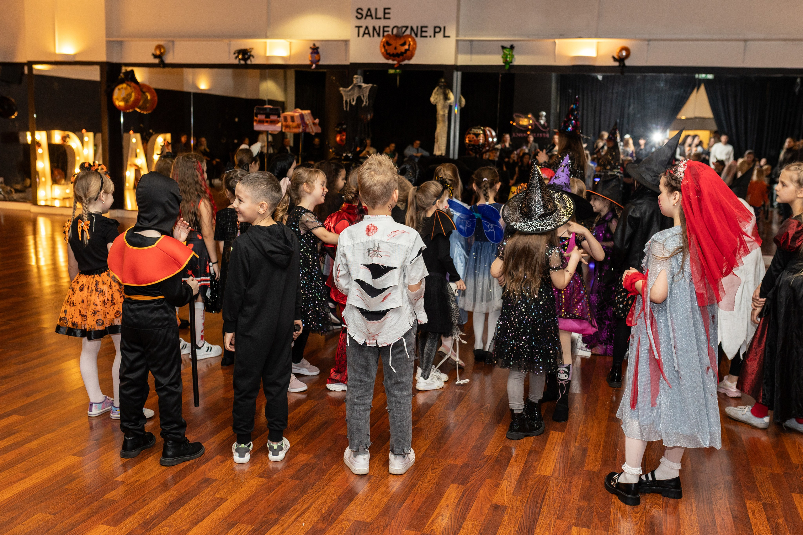 Leo dance studio Helloween 2025. Семейный и детский фотограф в Варшаве Мила Бобровская