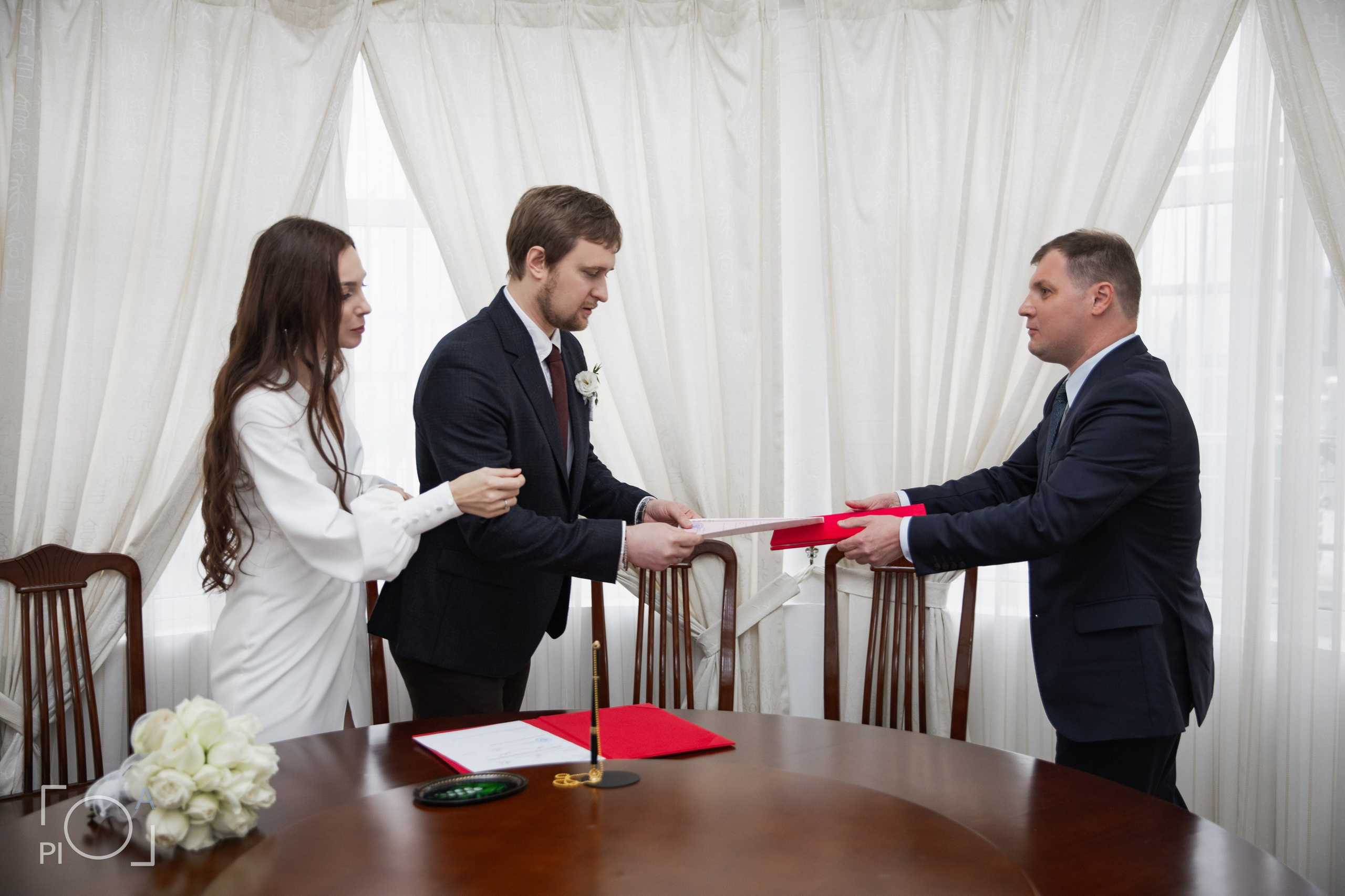 Свадебная фотосессия с консульской подписью в консульстве. Фотограф в Шанхае — Лола Пидлуская