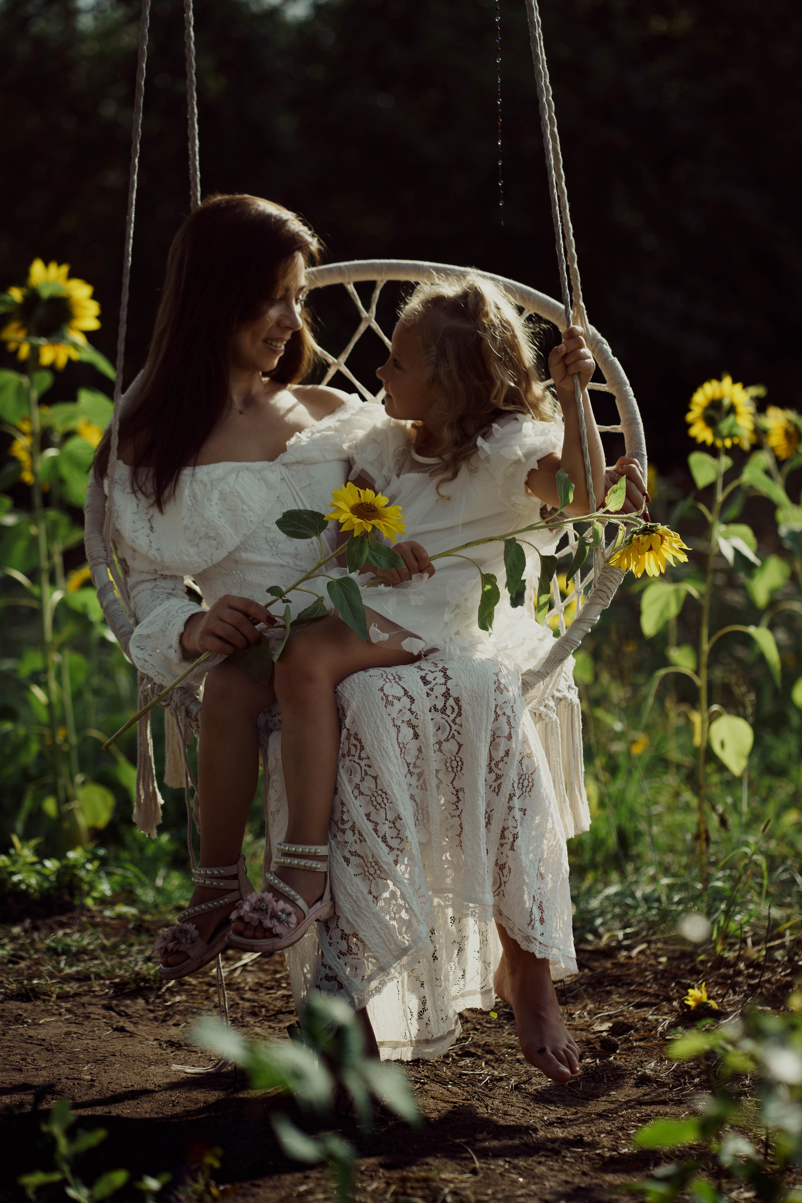 Mama ir dukra — saulėgražose. Fotografija — Olga Bojarin