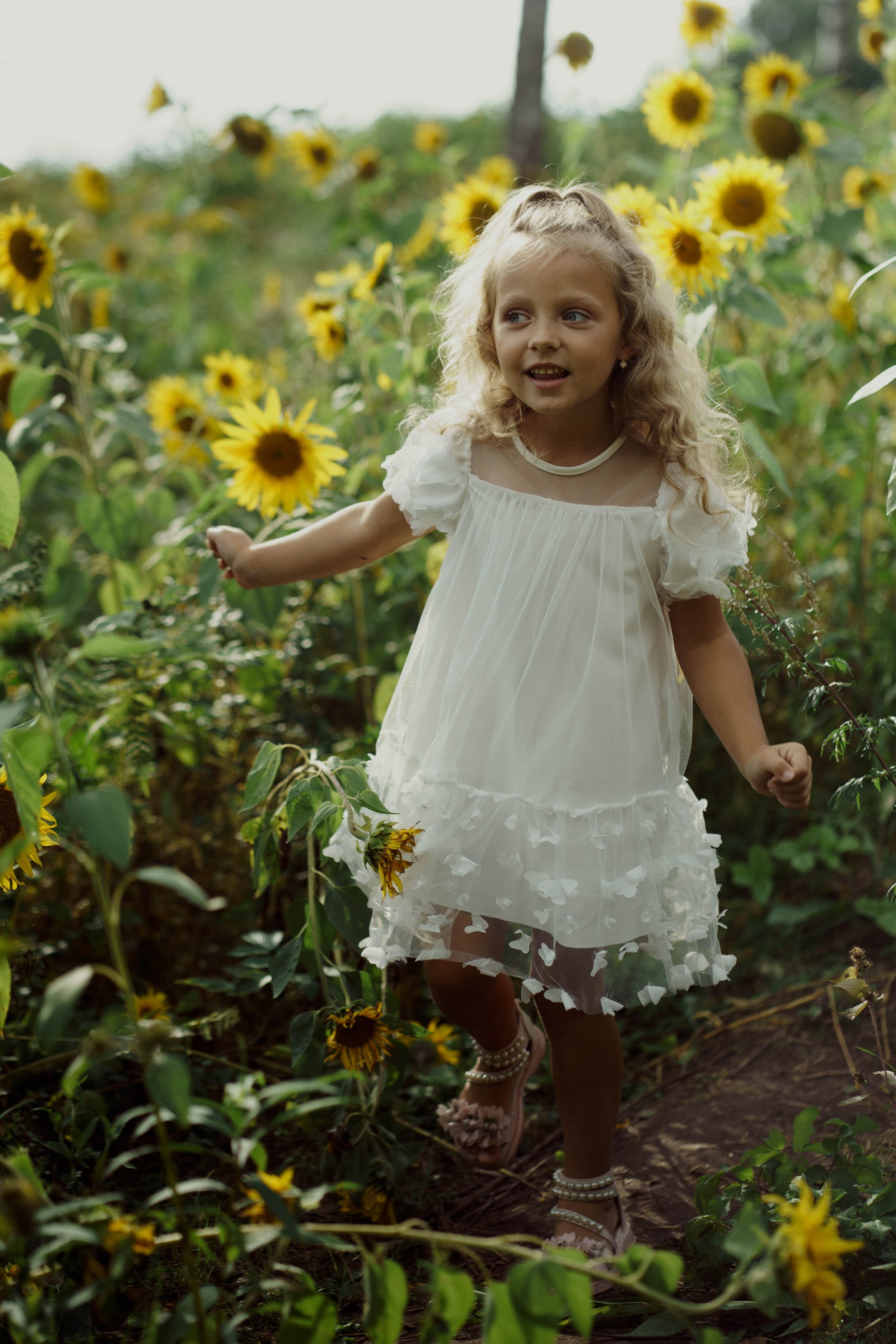 Mama ir dukra — saulėgražose. Fotografija — Olga Bojarin