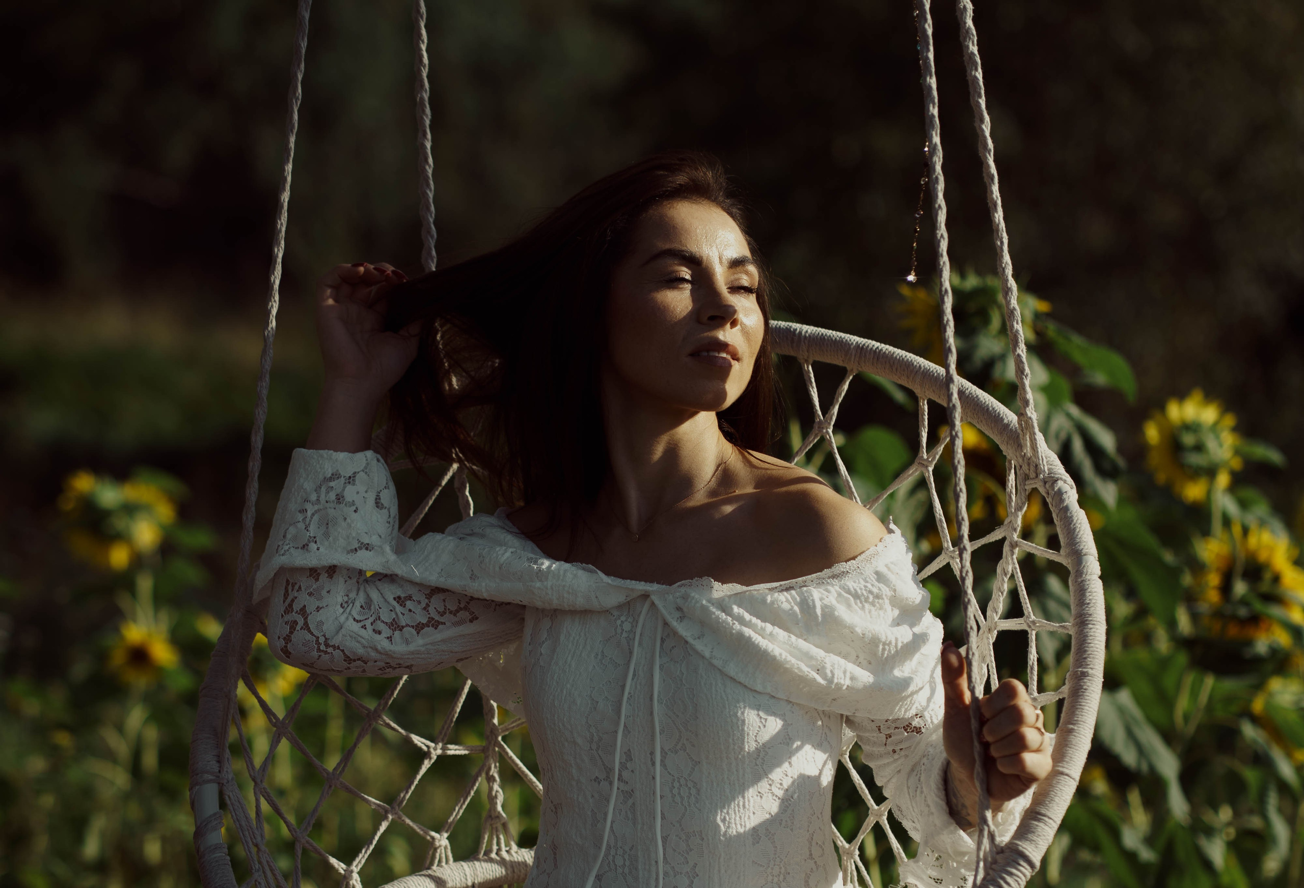 Mama ir dukra — saulėgražose. Fotografija — Olga Bojarin