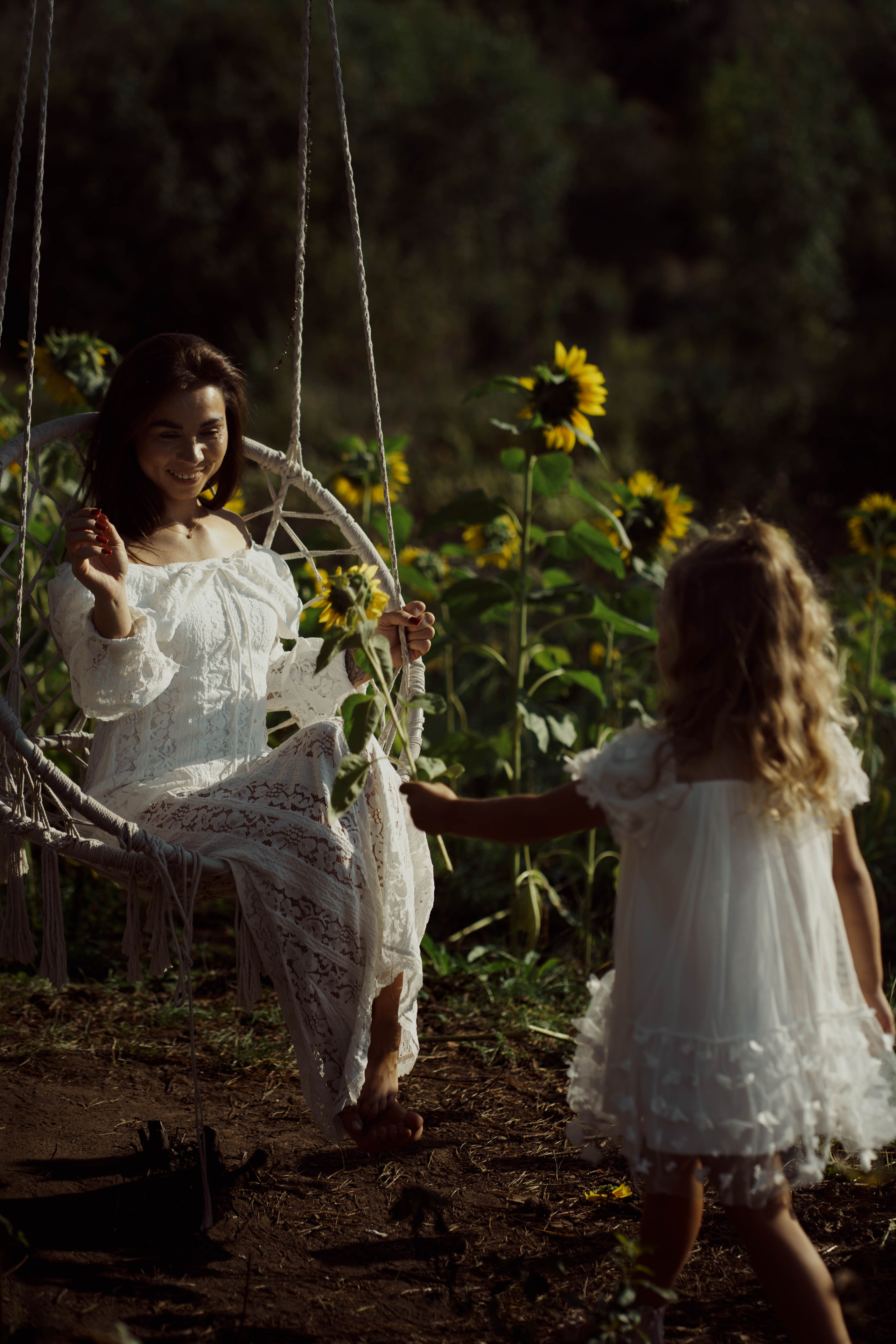 Mama ir dukra — saulėgražose. Fotografija — Olga Bojarin