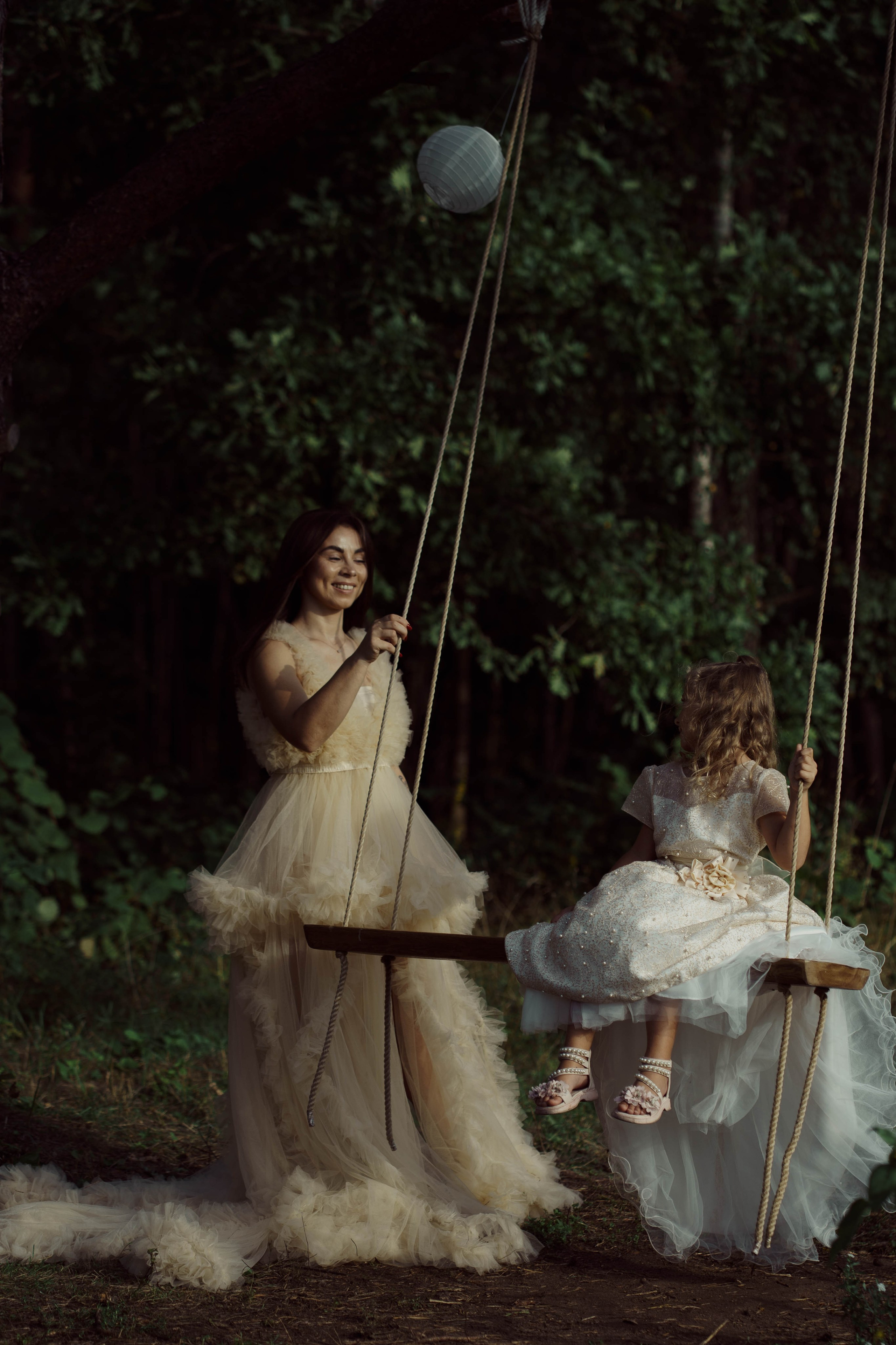 Mama ir dukra — saulėgražose. Fotografija — Olga Bojarin