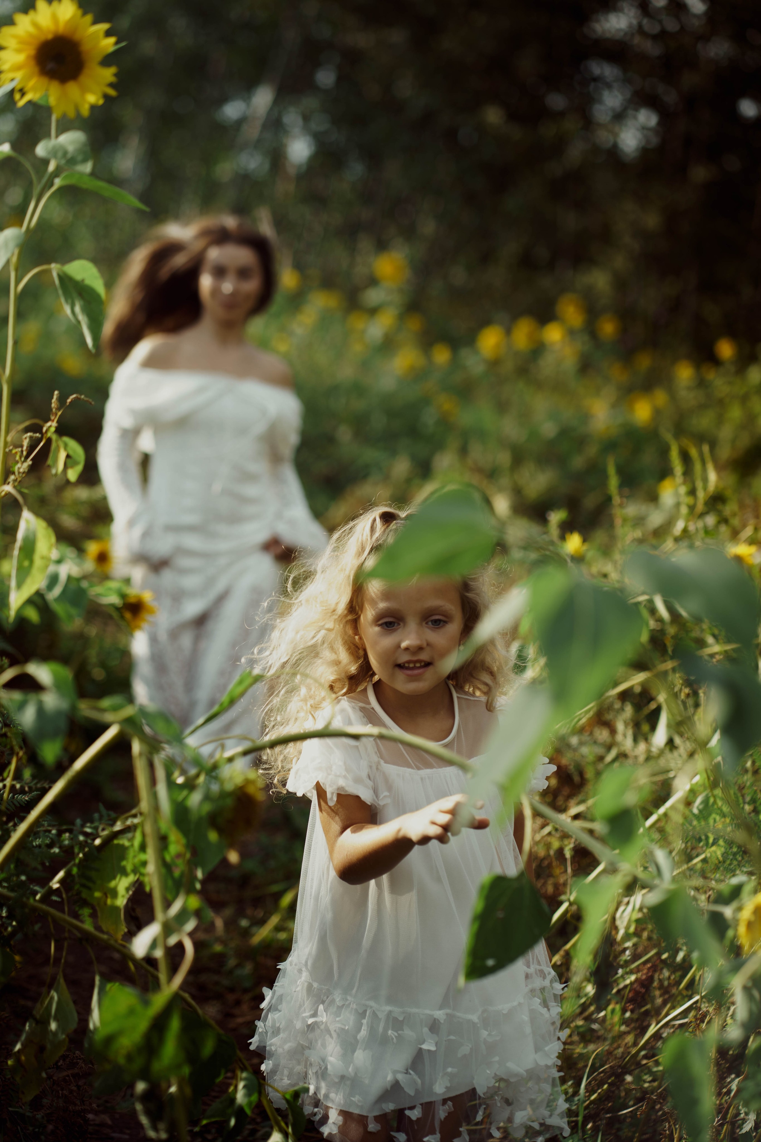 Mama ir dukra — saulėgražose. Fotografija — Olga Bojarin