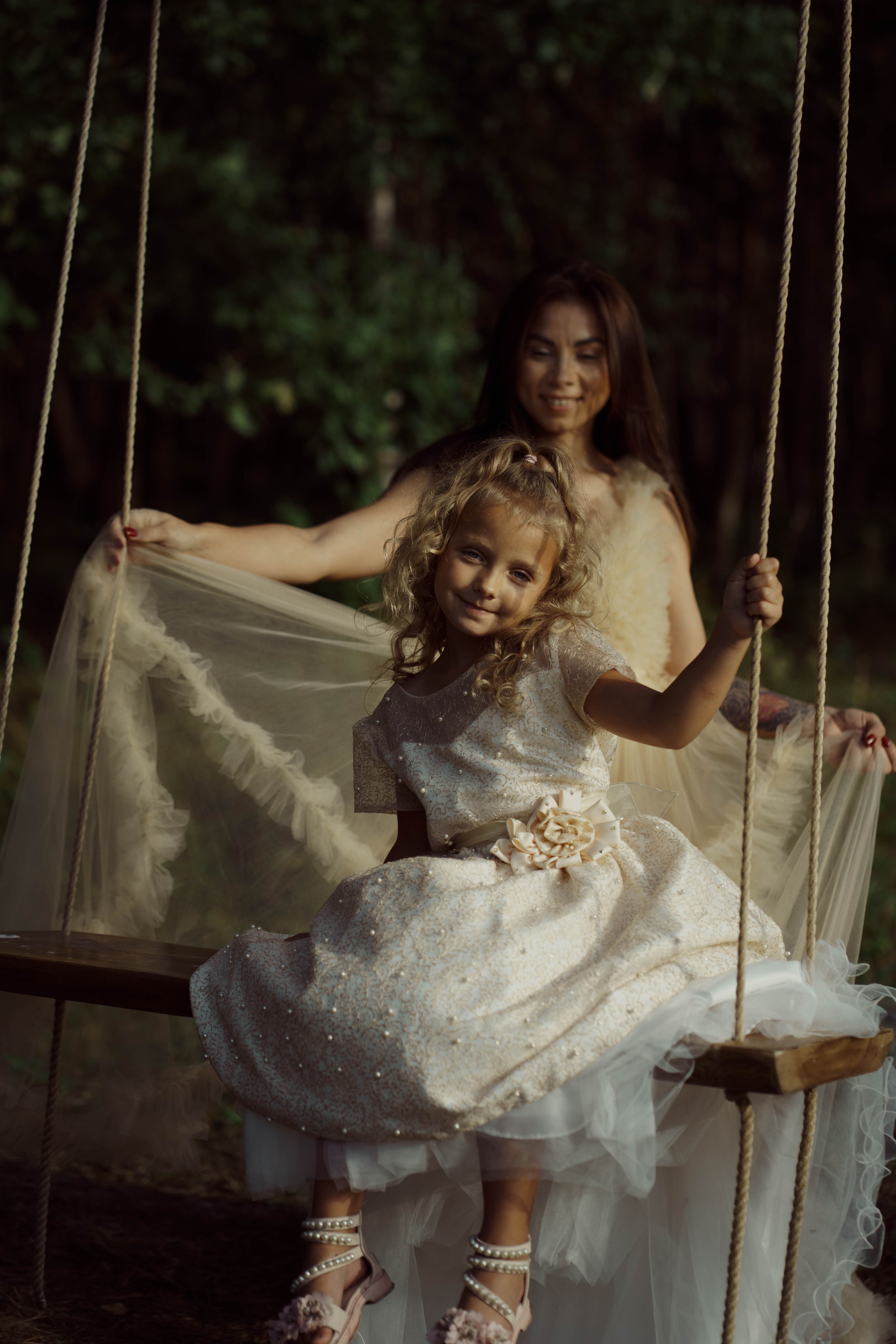 Mama ir dukra — saulėgražose. Fotografija — Olga Bojarin