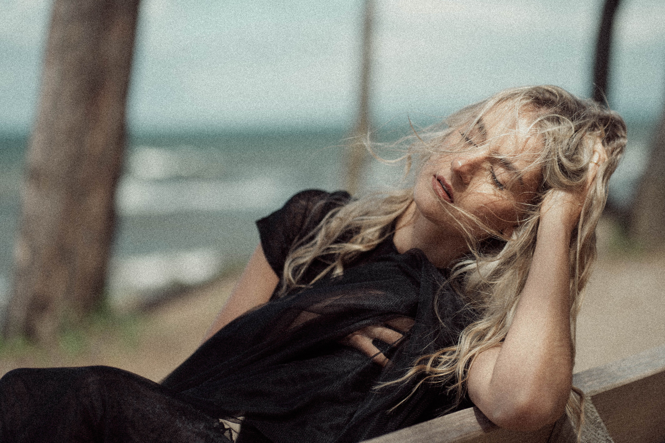 Liveta vėjo apsupty. Fotografija — Olga Bojarin