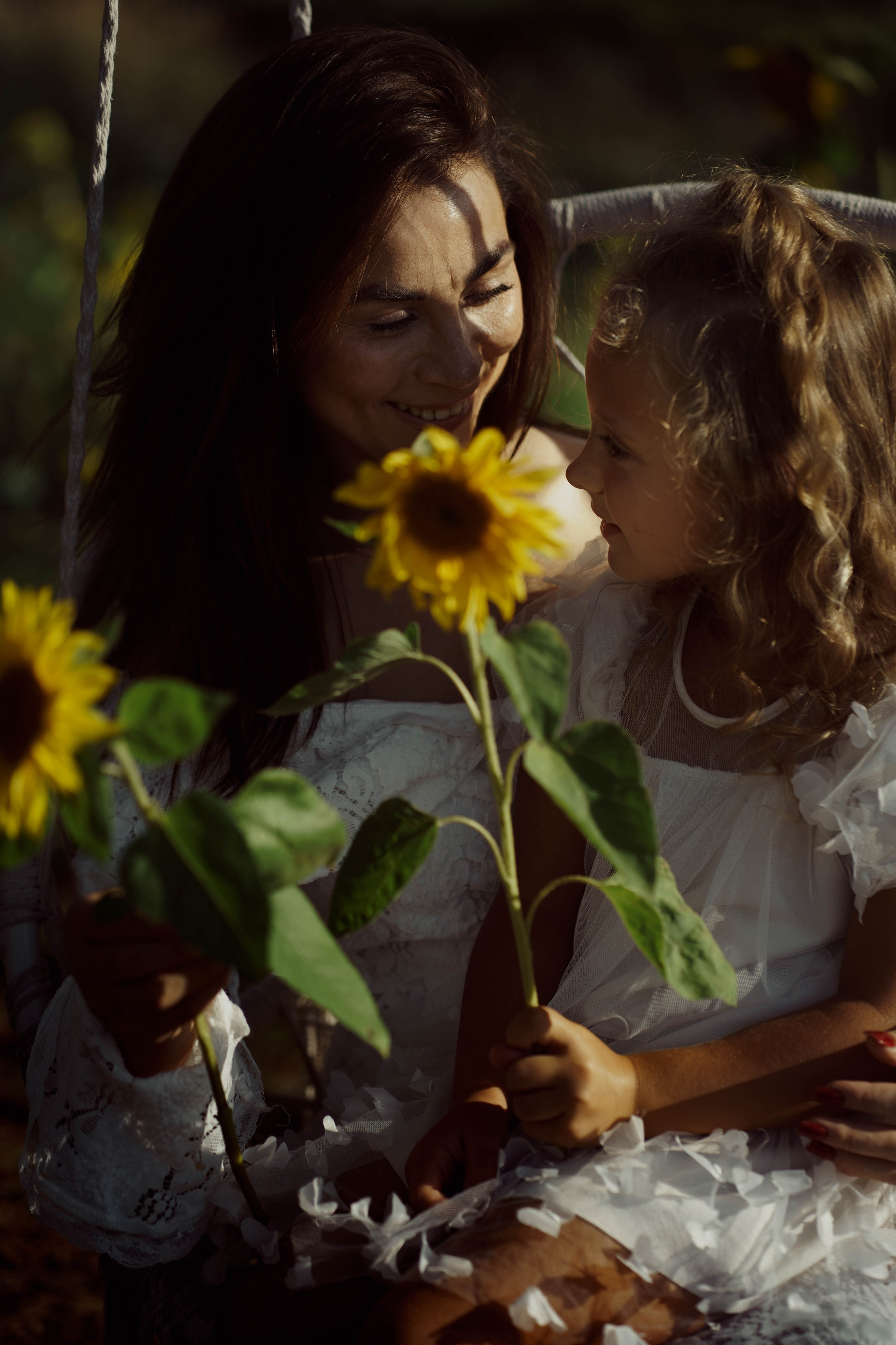 Mama ir dukra — saulėgražose. Fotografija — Olga Bojarin