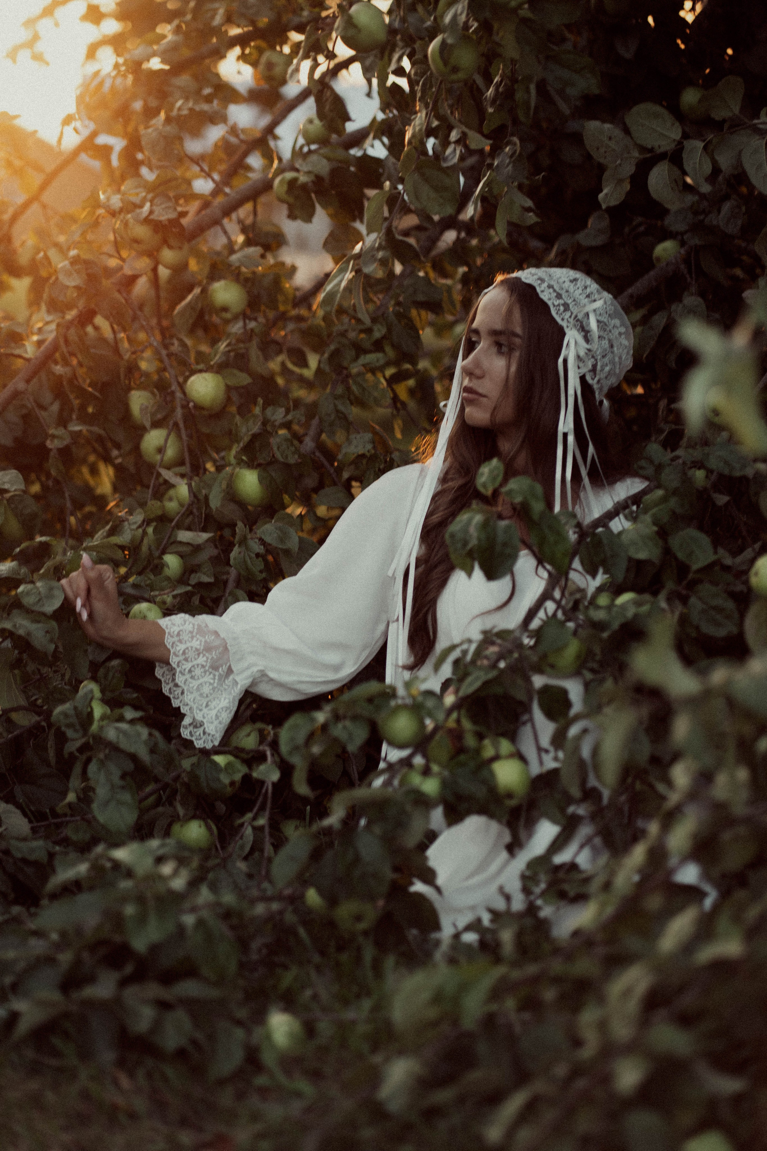 Ugnė obelų sode. Fotografija — Olga Bojarin