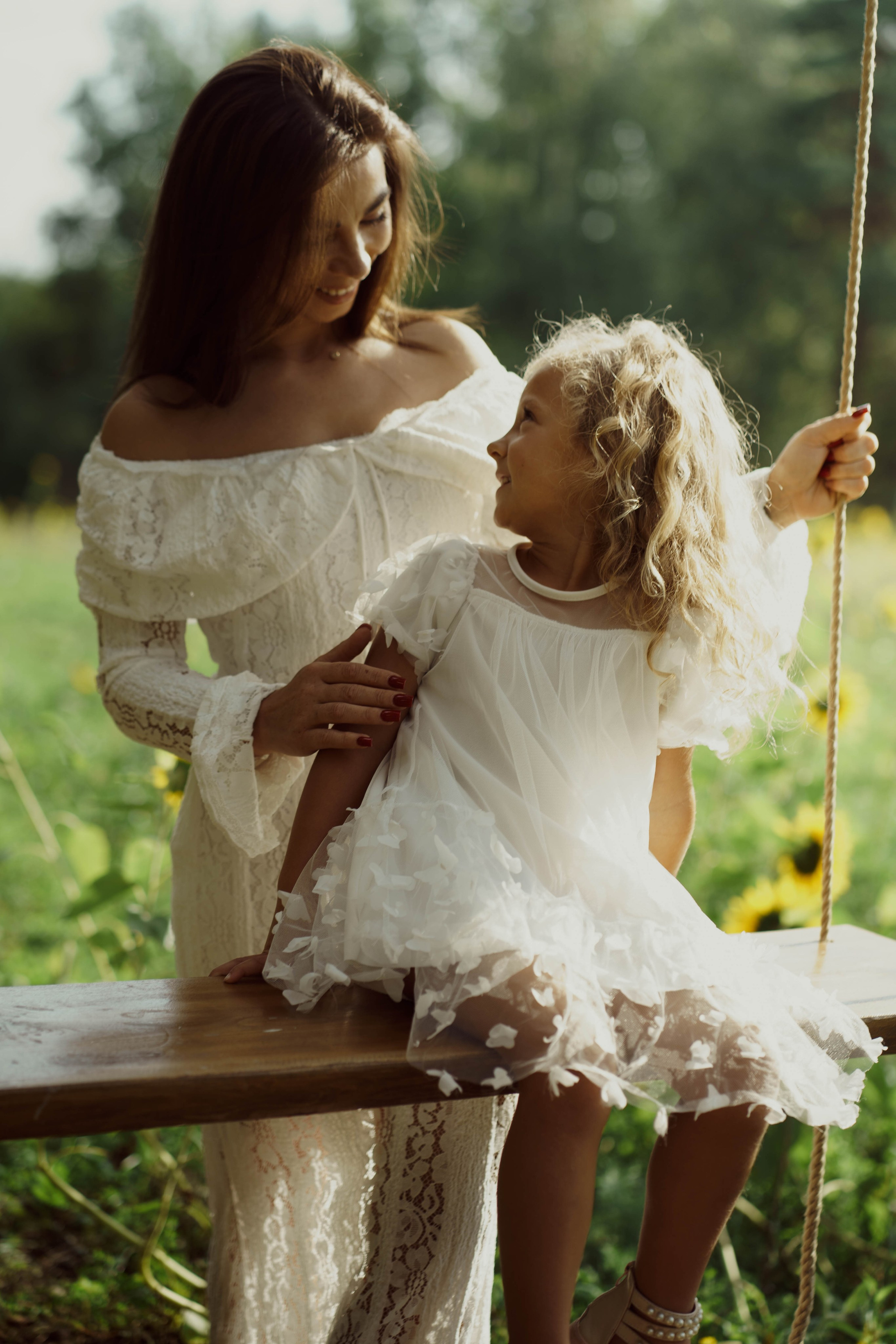 Mama ir dukra — saulėgražose. Fotografija — Olga Bojarin