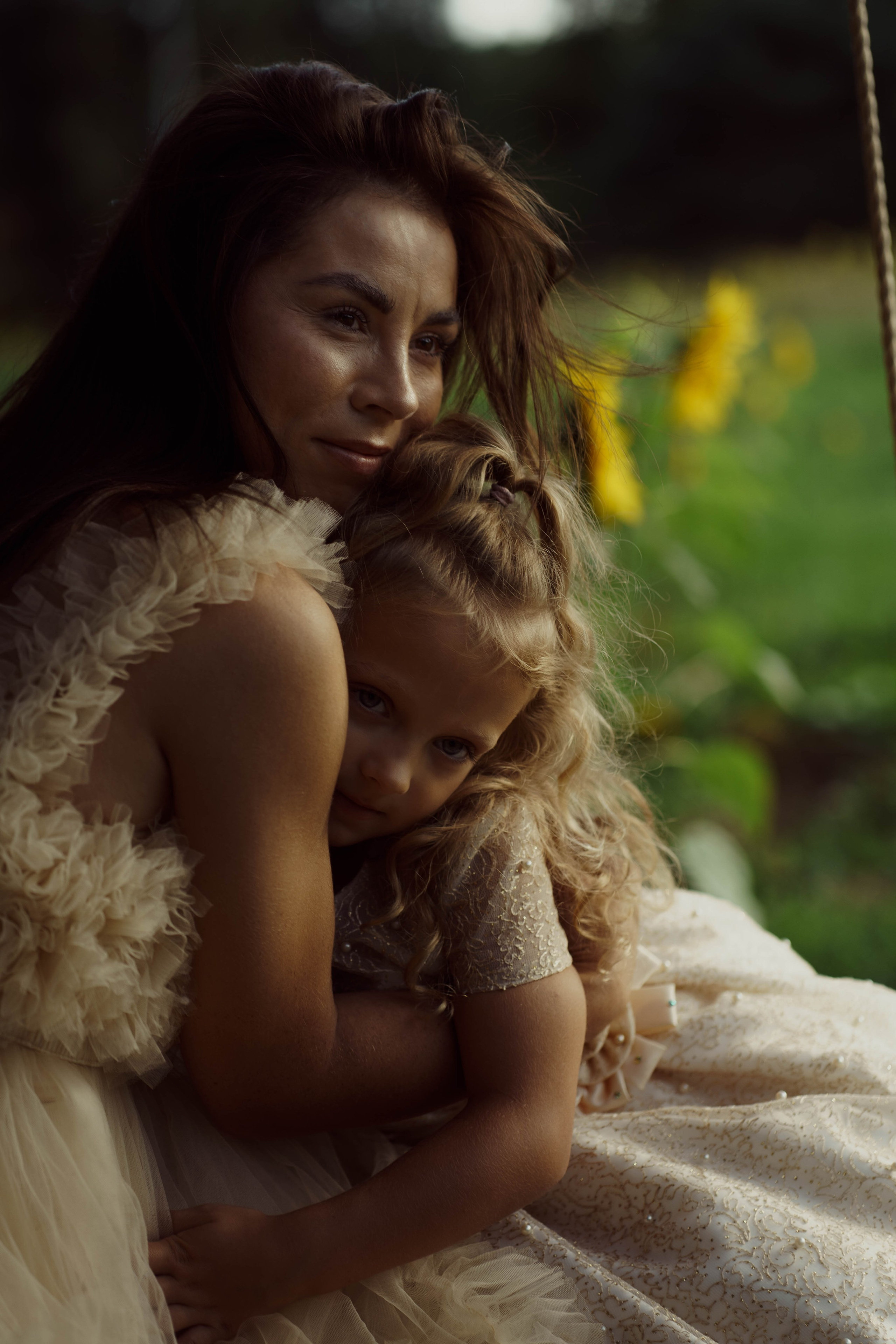 Mama ir dukra — saulėgražose. Fotografija — Olga Bojarin