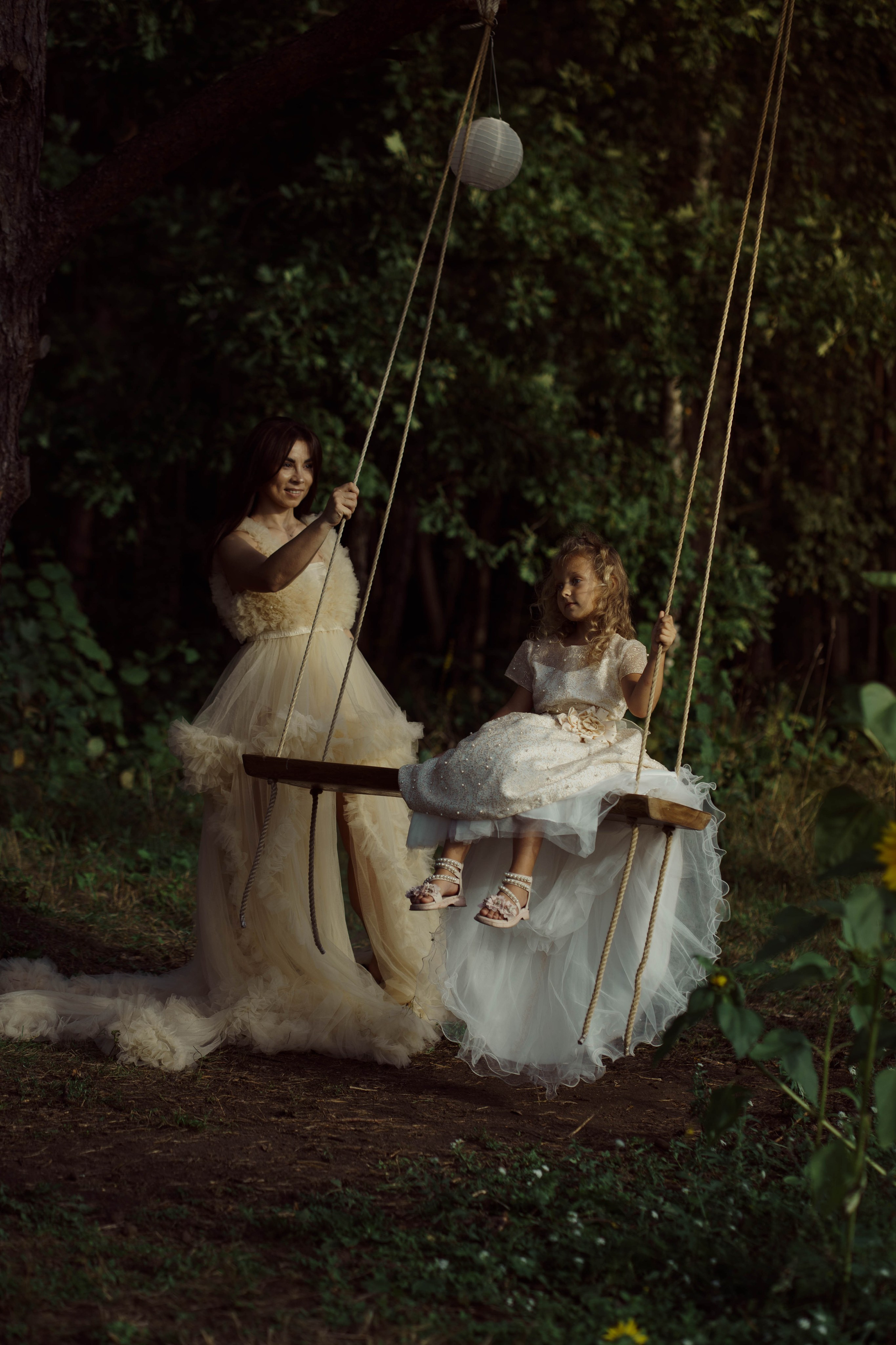Mama ir dukra — saulėgražose. Fotografija — Olga Bojarin