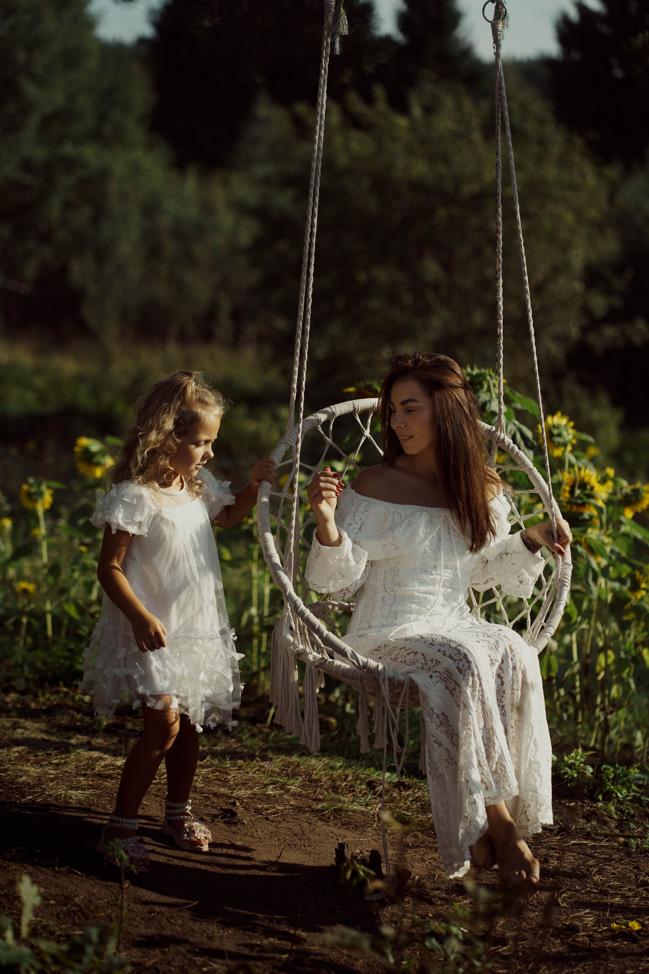 Mama ir dukra — saulėgražose. Fotografija — Olga Bojarin