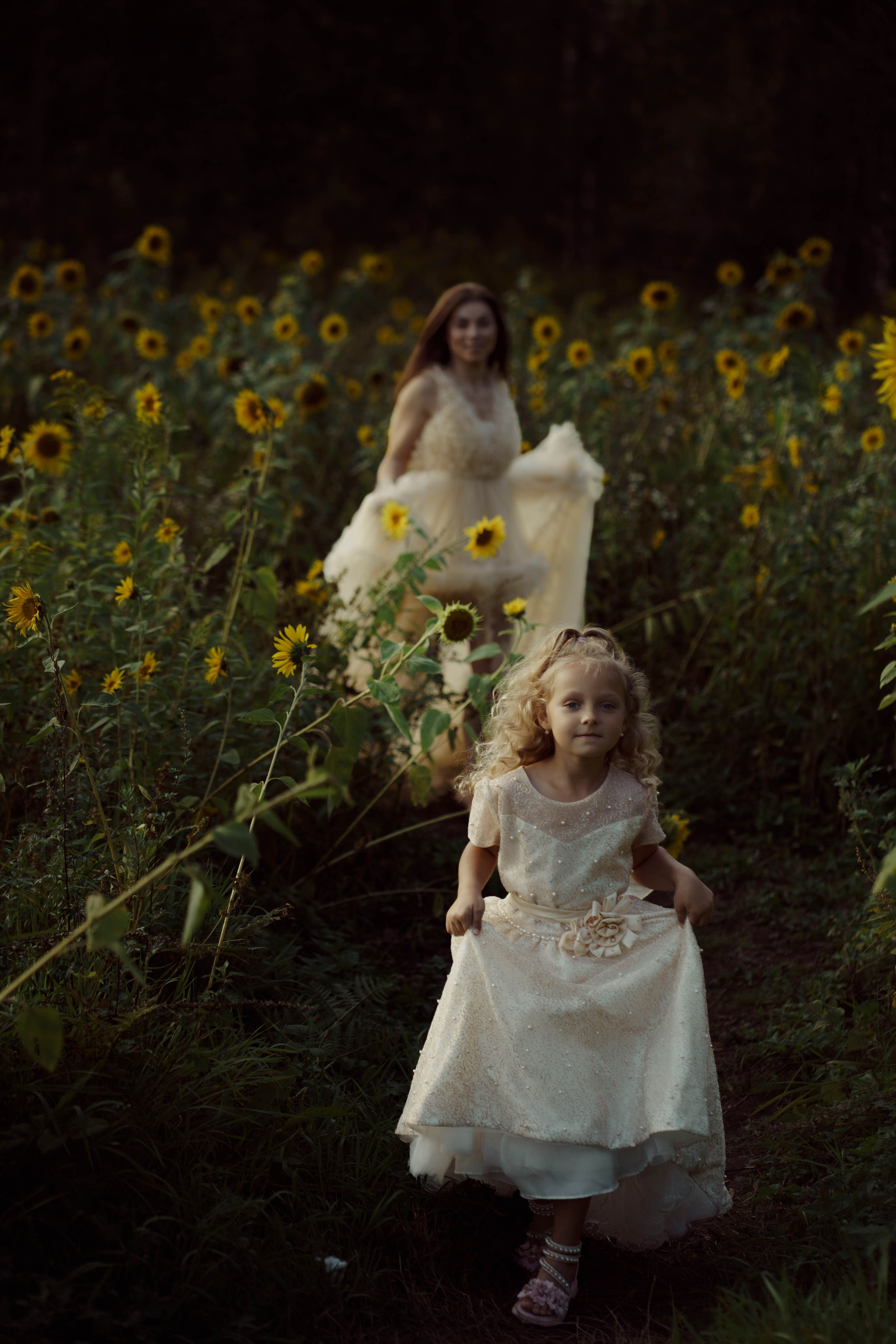 Mama ir dukra — saulėgražose. Fotografija — Olga Bojarin