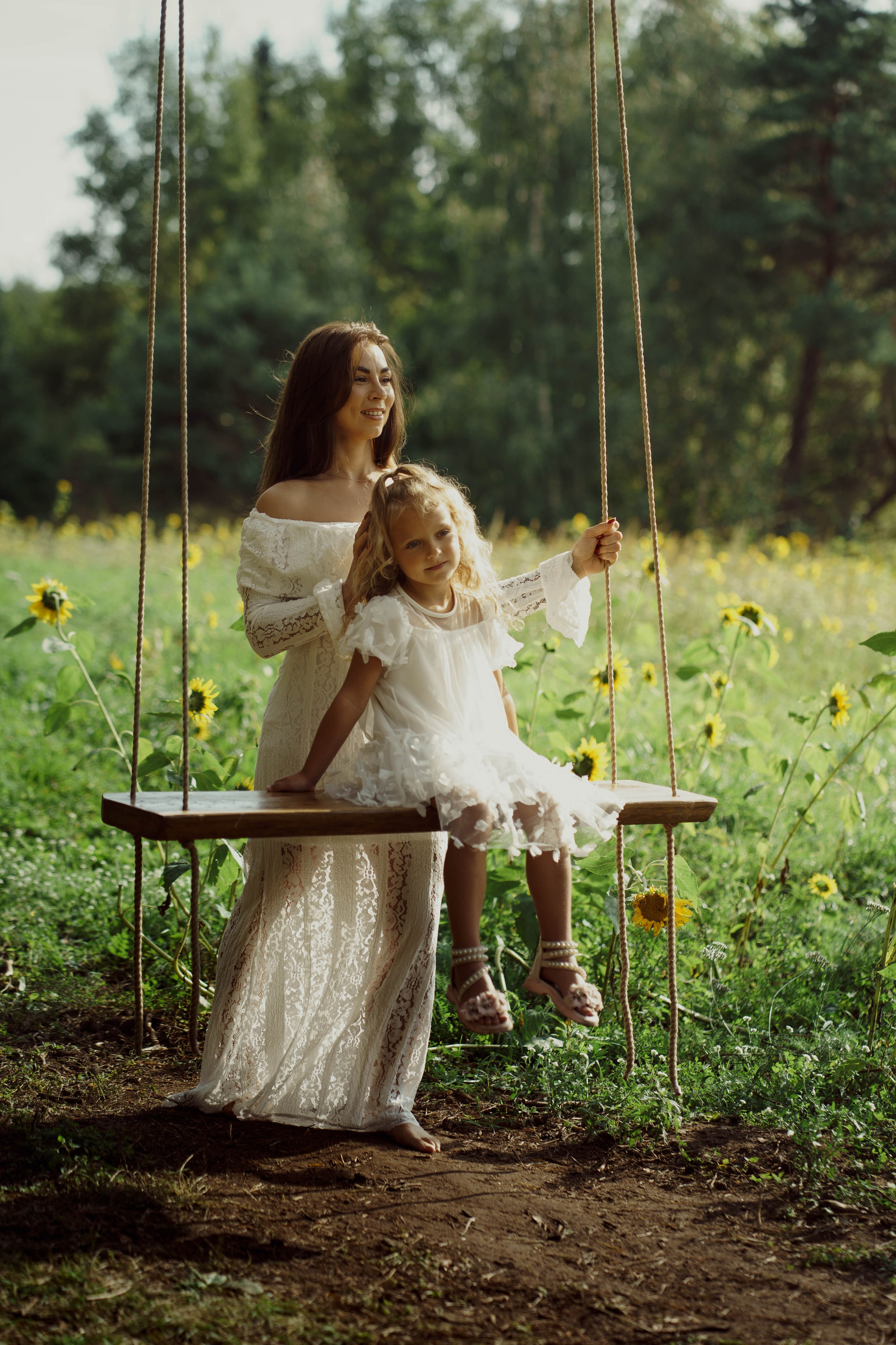 Mama ir dukra — saulėgražose. Fotografija — Olga Bojarin