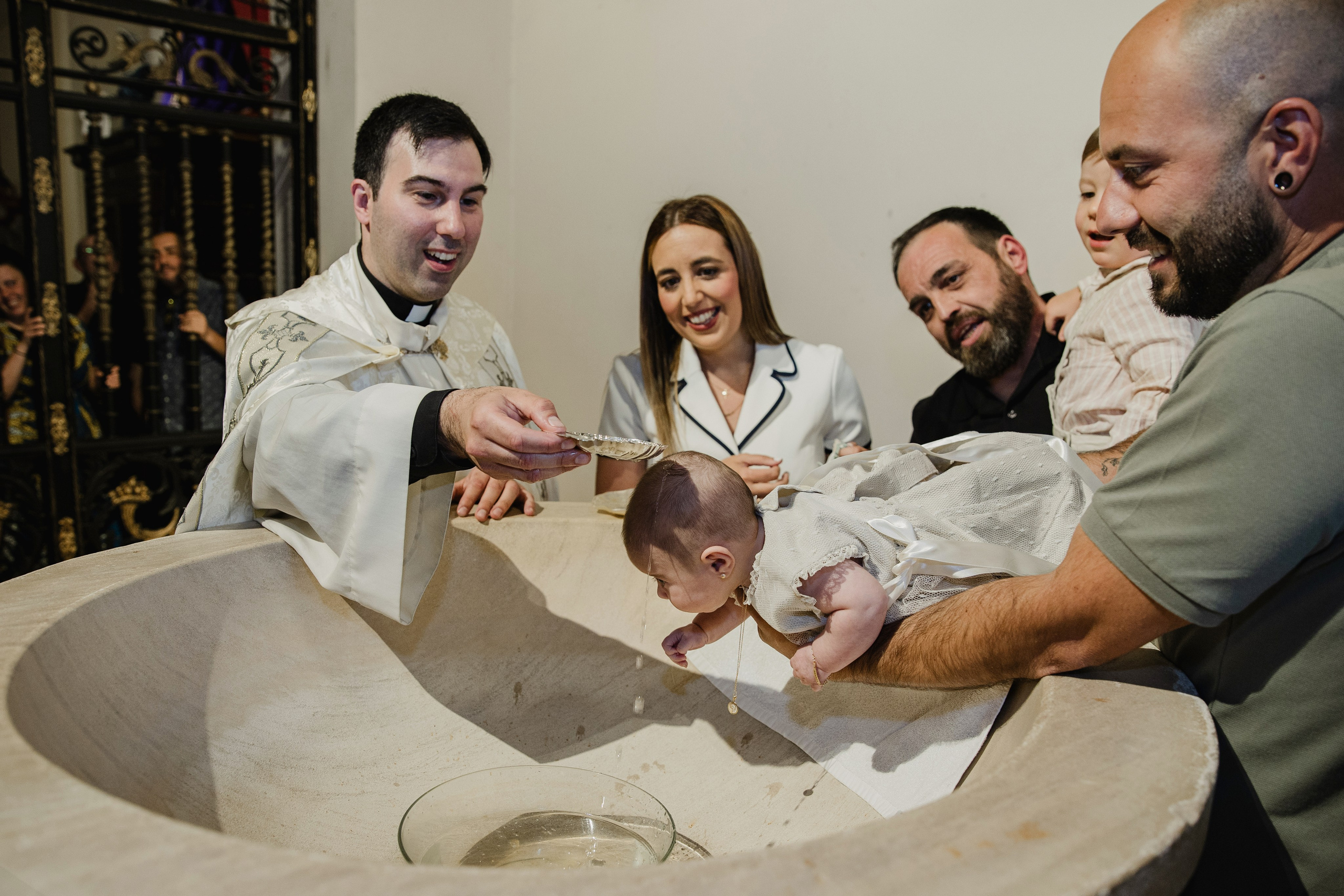 Retrato de bebé con traje de bautizo en estudio fotográfico Rainbox, Torrejón de Ardoz