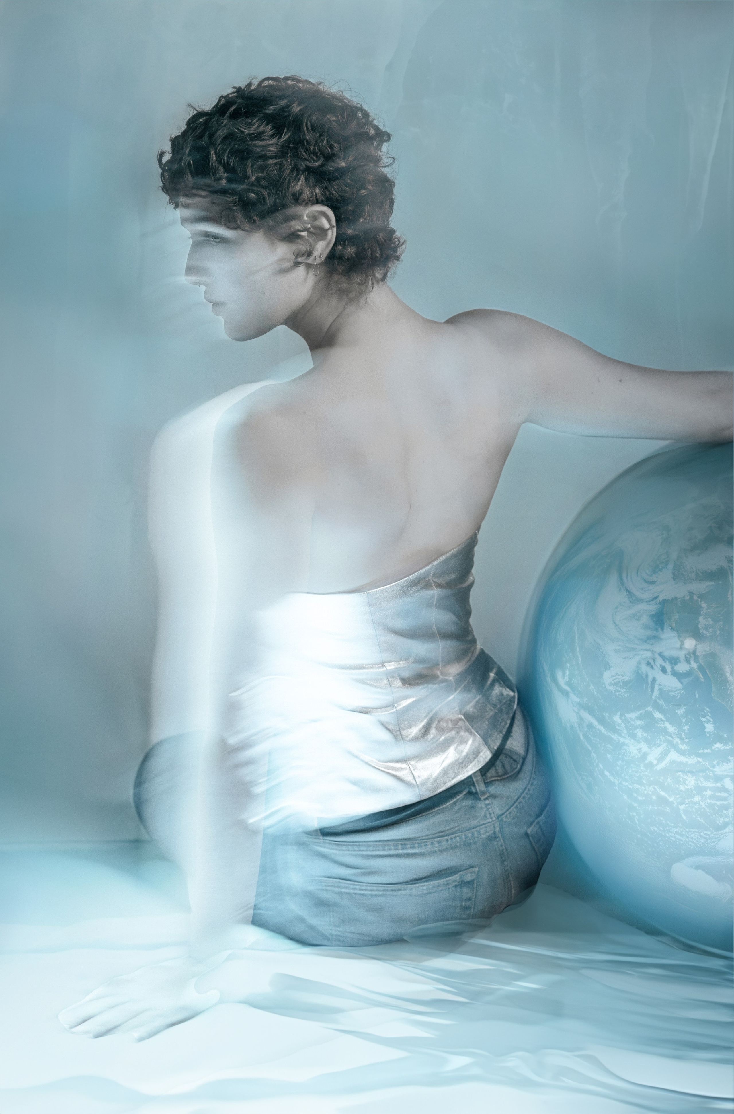 Creatives Fotoshooting einer Tänzerin in Salzburg mit einer Erdkugel