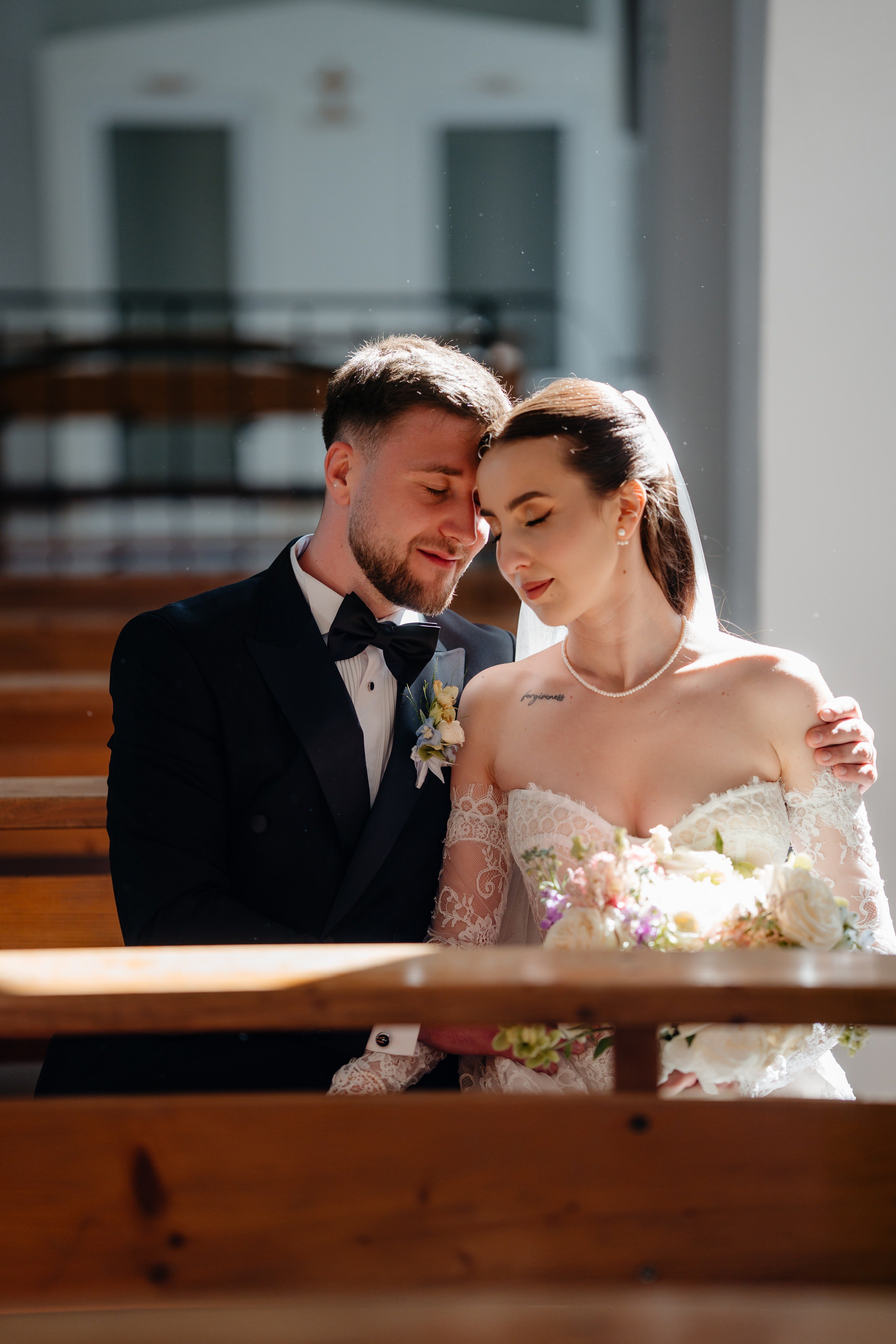 Cadru romantic de aproape cu mirii îmbrățișați
