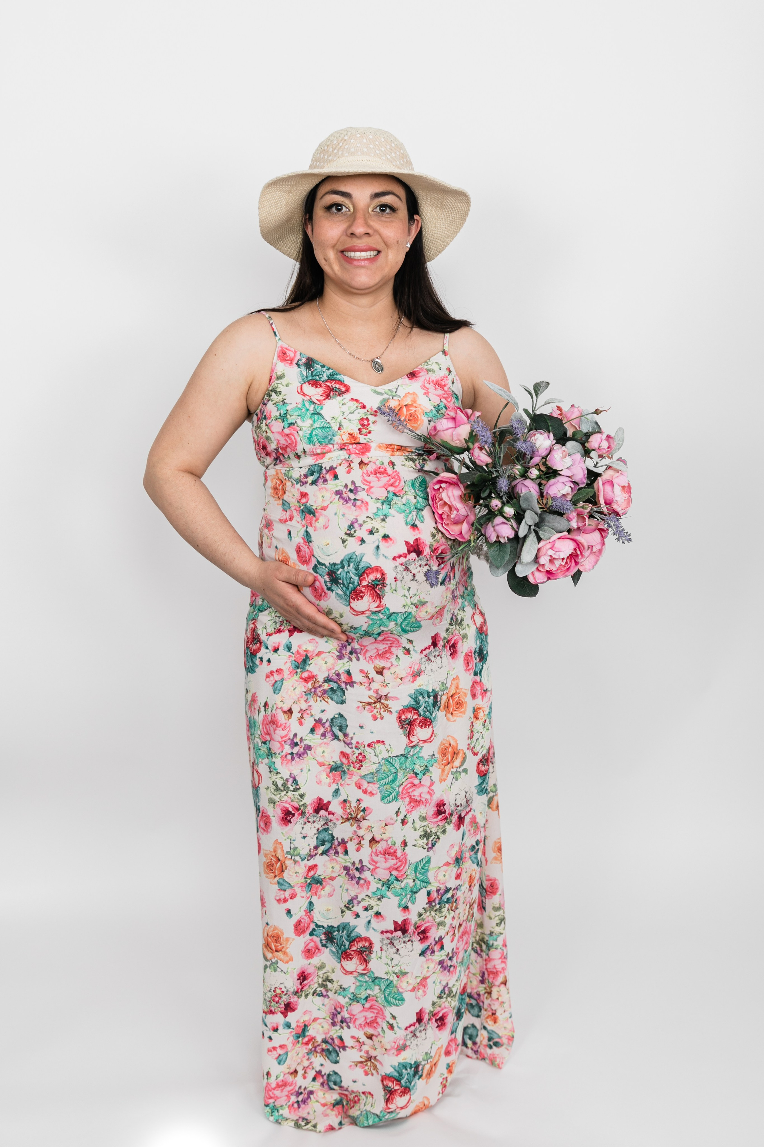Maternity Studio Photos — Maria. Fotografía accesible en Calgary