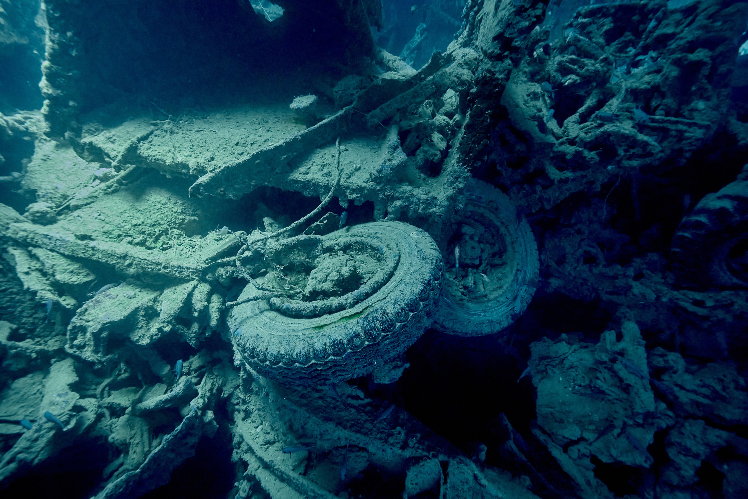 Underwater photographer Andriej Szypilow - photos of the mysterious SS Thistlegorm - sunken ship in the red sea