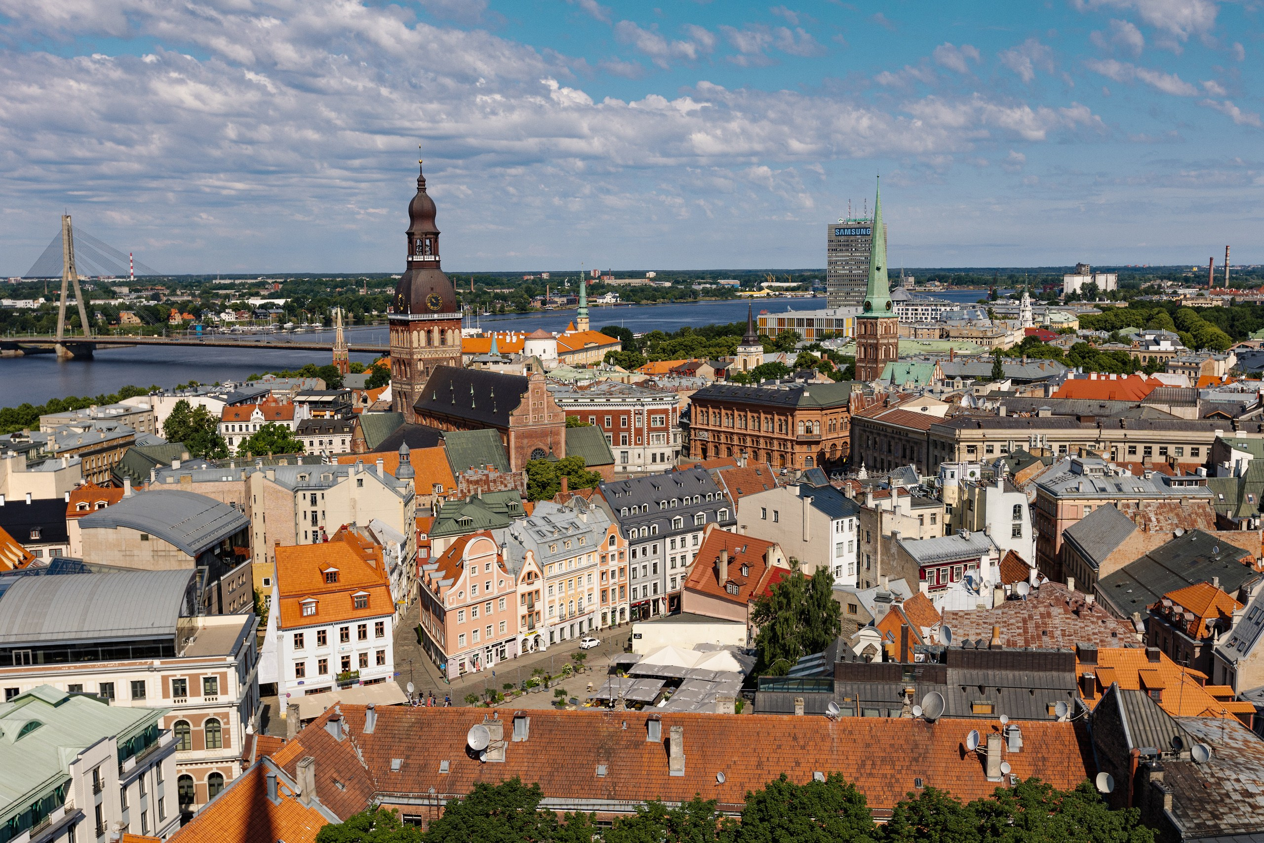 Летняя фотосессия лавстори в Вецриге, Латвия. Евгений Тимофеев | Свадебный и контент-фотограф и видеограф в Риге