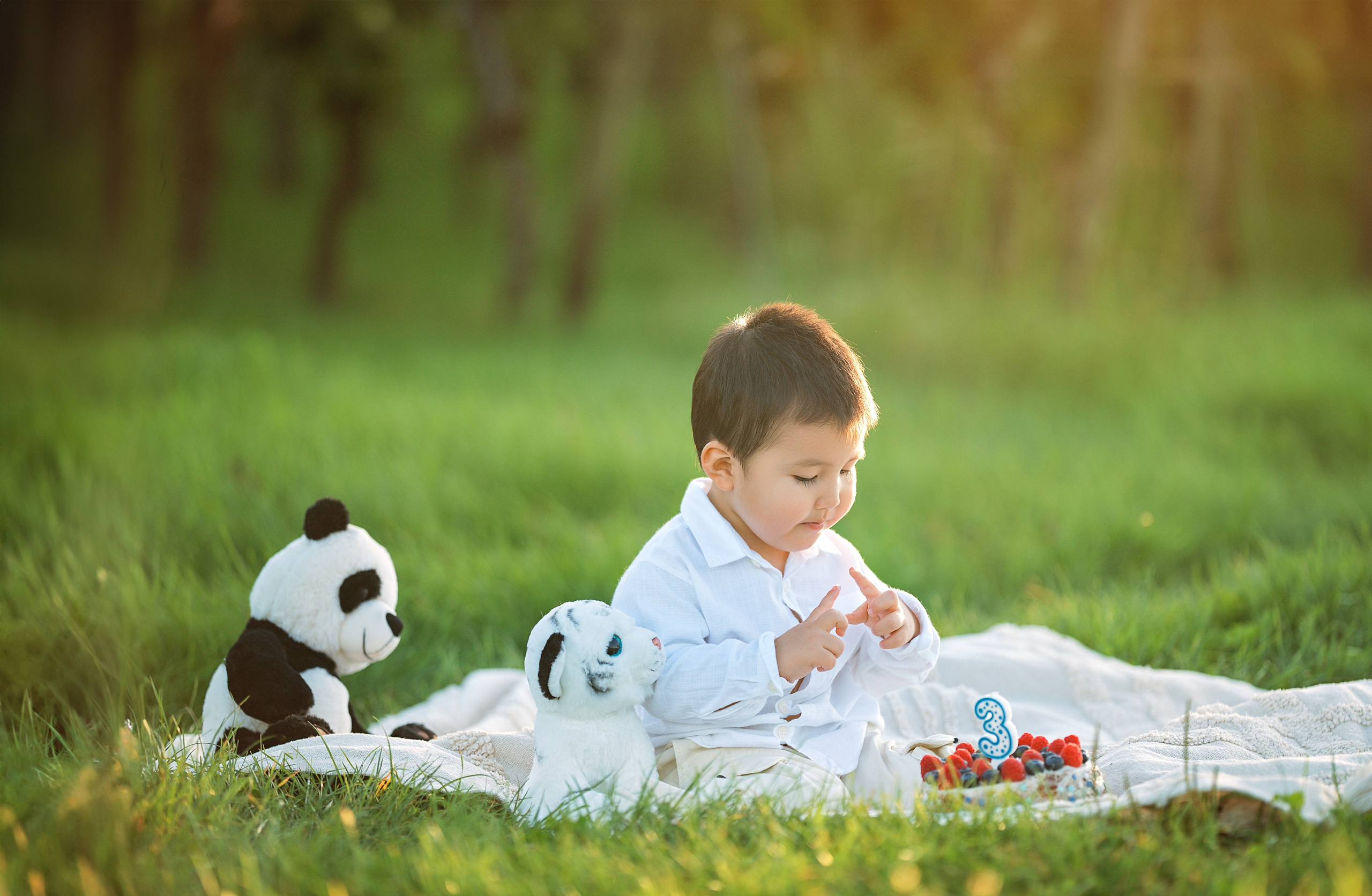 Summer picnic. Family, conceptual women portrait photograher in Geneva, Switzerland