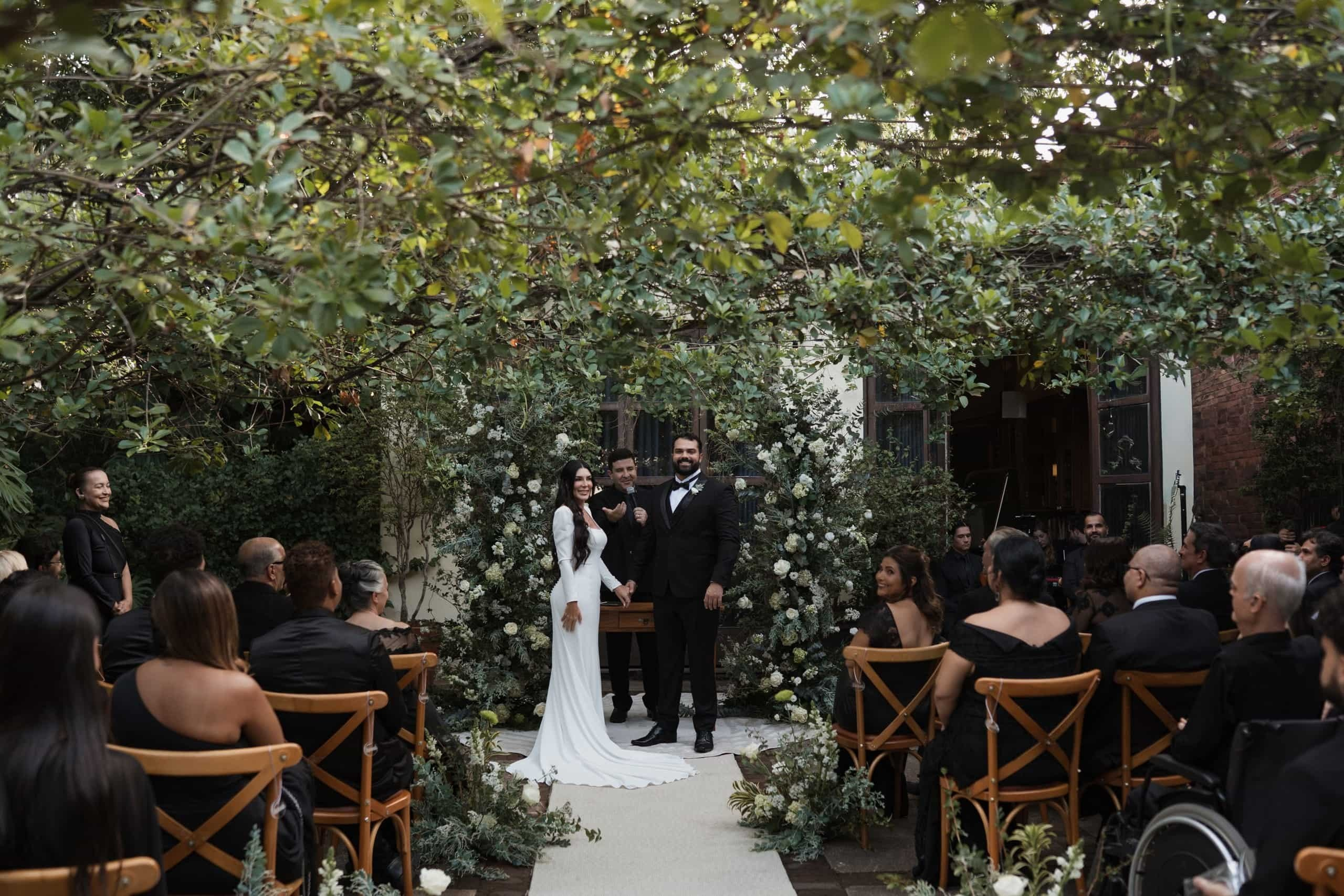 Para noivas que valorizam autenticidade, a Edu e Josi Fotografia oferece fotos de casamento com estilo documental, focadas em registrar sentimentos reais e momentos que acontecem naturalmente ao longo do dia.