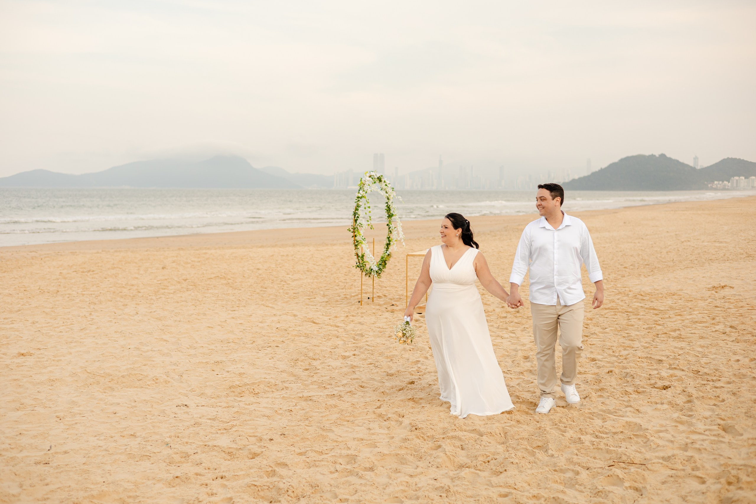 Casamento intimista na Praia Brava em Itajaí da Edilaine e do Lennon