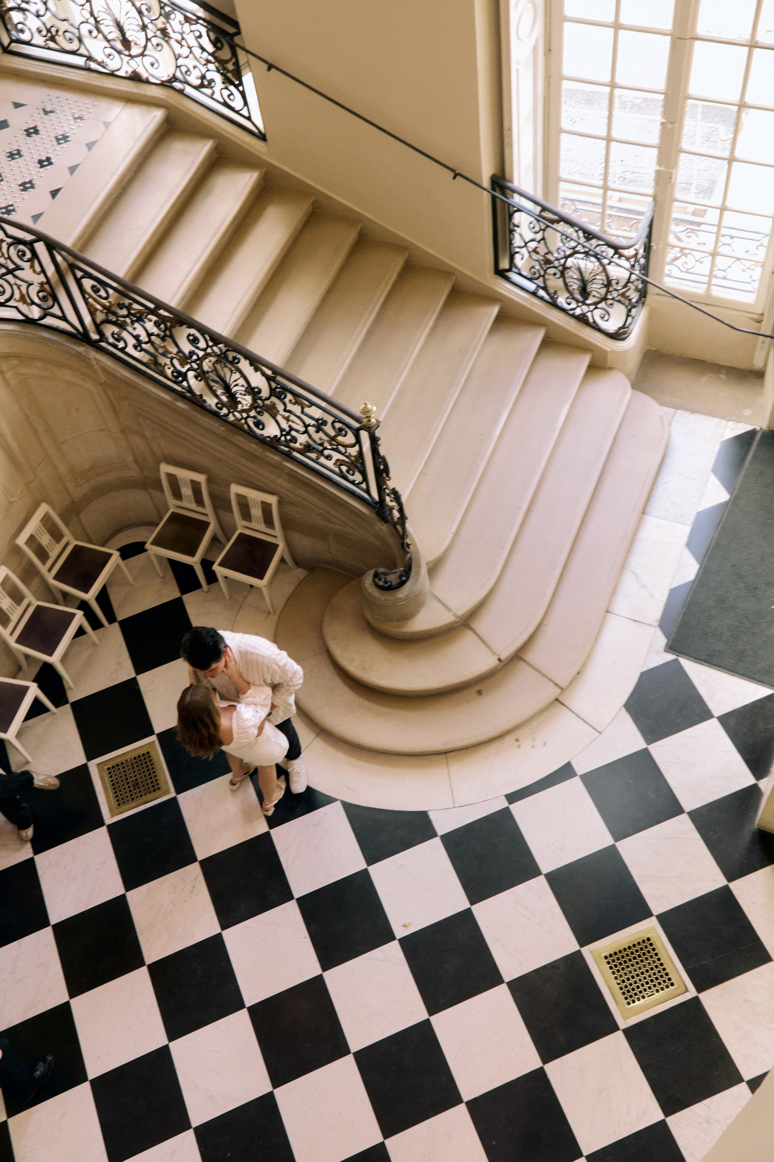 Hannah & Drew museum engagement. Photographer in Paris