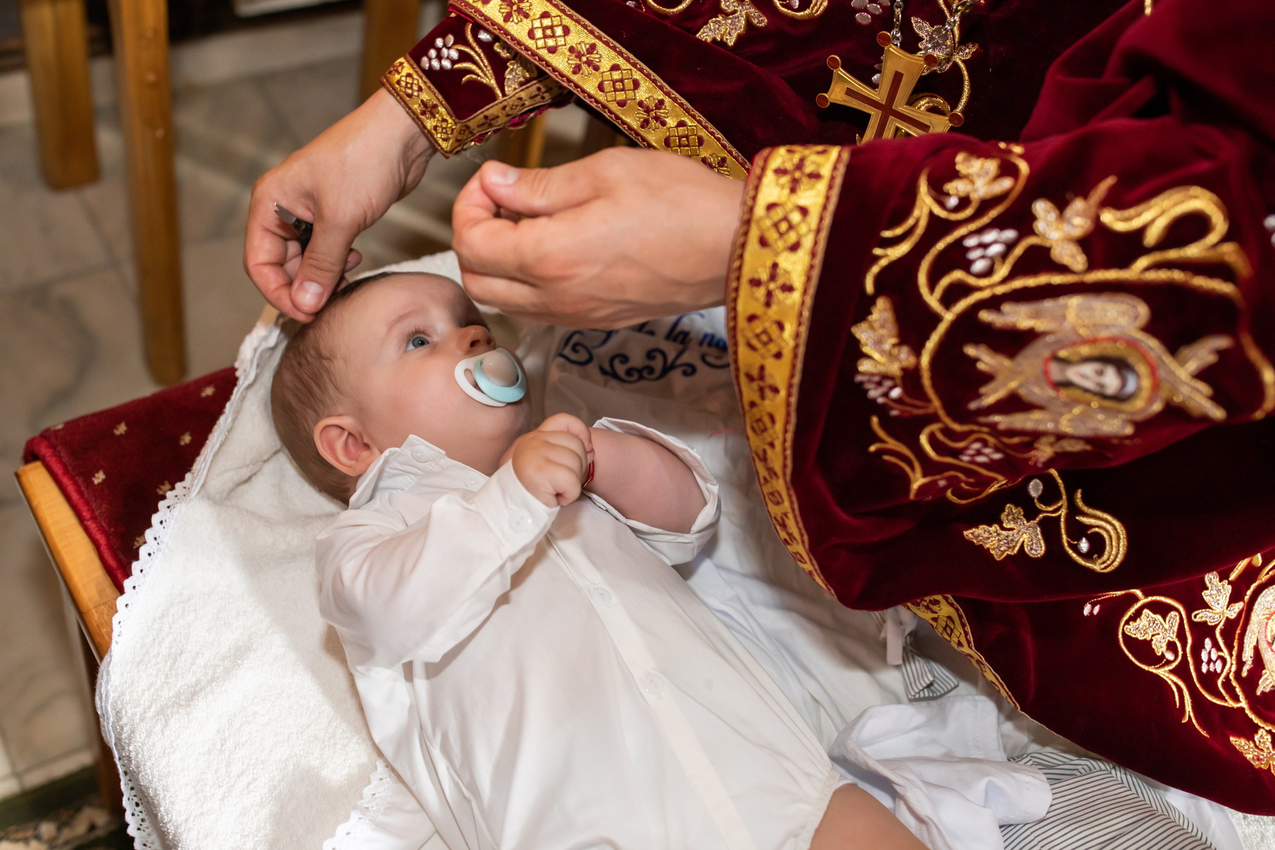 “Bebeluș botezat în biserică, ținut în brațe de nași”	•	“Detaliu cu lumânarea de botez decorată cu flori albe”	•	“Părinți emoționați alături de copilul lor la ceremonia de botez”	•	“Masa festivă de botez cu decor tematic și tort personalizat”	•	“Momentul în care preotul toarnă apă sfințită pe fruntea bebelușului”	“Bebeluș în rochie albă de botez, zâmbind în brațele mamei”	•	“Detaliu cu cruciulița de botez așezată pe o pernă de satin”	•	“Părinți și nași aprinzând lumânările în timpul ceremoniei de botez”	•	“Tort de botez decorat cu figurine tematice și numele copilului”	•	“Copil botezat dormind liniștit în pătuțul decorat festiv”	•	“Momentul în care preotul binecuvântează copilul în fața altarului”	•	“Invitați adunându-se în jurul mesei festive la petrecerea de botez”	•	“Bebeluș ținând în mână o jucărie personalizată primită la botez”	•	“Familie fericită pozând împreună după ceremonia de botez”	•	“Decor tematic cu baloane și flori la locația petrecerii de botez” fotograf Botoșani fotograf evenimente fotograf botez Alin Chirila fotograf alinofotostudio,- Preotul ținându-l pe micuțul Mathias Gabriel la botez, în biserica Înălțarea Domnului, Copălău  - Detalii de la botezul lui Mathias – lumânare, trusou și icoană  - Familia lui Mathias Gabriel alături de micuț, în ziua botezului  - Portret emoționant cu mama și bebelușul în brațe, în biserică,fotograf profesionist evenimente Botoșani, Iași, Suceava, Fălticeni, Bacău, Pașcani, Roman - AlinoFotoStudio by Alin Chirilă - servicii foto nuntă, botez, cununie, ședințe foto creative, albume personalizate, fotografii emoționante și calitative pentru cele mai importante momente din viață,fotograf nuntă Botoșani Alin Chirilă,  ședință foto botez Iași - AlinoFotoStudio,  servicii fotograf profesionist evenimente Suceava,  fotograf cununie civilă Fălticeni - Alin Chirilă,  album foto nuntă personalizat Bacău.“Bebeluș botezat în biserică, ținut în brațe de nași”	•	“Detaliu cu lumânarea de botez decorată cu flori albe”	•	“Părinți emoționați alături de copilul lor la ceremonia de botez”	•	“Masa festivă de botez cu decor tematic și tort personalizat”	•	“Momentul în care preotul toarnă apă sfințită pe fruntea bebelușului”	“Bebeluș în rochie albă de botez, zâmbind în brațele mamei”	•	“Detaliu cu cruciulița de botez așezată pe o pernă de satin”	•	“Părinți și nași aprinzând lumânările în timpul ceremoniei de botez”	•	“Tort de botez decorat cu figurine tematice și numele copilului”	•	“Copil botezat dormind liniștit în pătuțul decorat festiv”	•	“Momentul în care preotul binecuvântează copilul în fața altarului”	•	“Invitați adunându-se în jurul mesei festive la petrecerea de botez”	•	“Bebeluș ținând în mână o jucărie personalizată primită la botez”	•	“Familie fericită pozând împreună după ceremonia de botez”	•	“Decor tematic cu baloane și flori la locația petrecerii de botez” fotograf Botoșani fotograf evenimente fotograf botez Alin Chirila fotograf alinofotostudio.fotograf botez Amelis Maria, fotografie botez Botoșani, fotograf Alin Chirilă, amintiri botez, fotografii botez, botez Amelis Maria, fotograf copii, fotografie botez în Botoșani,