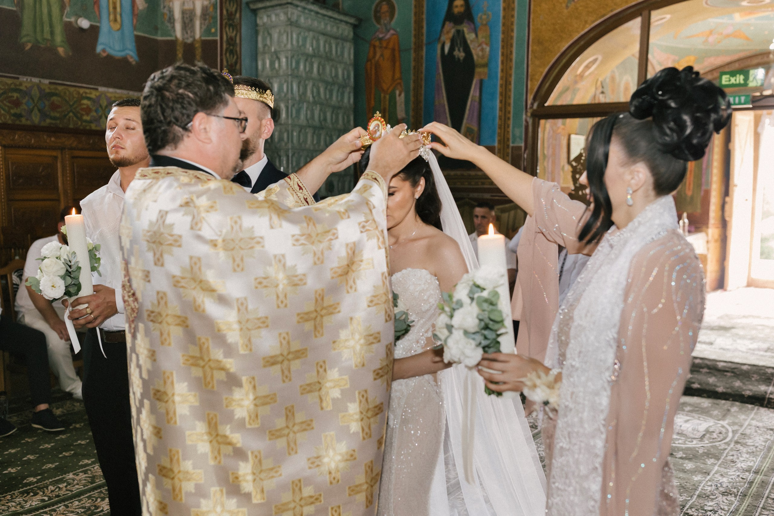 1. Mireasa Adriana în timpul pregătirilor de nuntă în Tudora Botoșani2. Costumul mirelui Ionuț fotografiat artistic în ziua nunții3. Prietenii mirelui la tradițiile de nuntă în Tudora4. Bărbieritul mirelui în cadrul obiceiurilor tradiționale de nuntă5. Fotografii de familie la biserică în ziua nunții6. Portret de familie cu mirii și copilul lor la nunta din Botoșani7. Primul dans al mirilor la Mariage Dor Baisa Botoșani8. Decor elegant de nuntă la Mariage Dor Baisa9. Emoții și tradiții la nunta din Tudora județul Botoșani10. Fotograf profesionist de nuntă în Botoșani surprinzând momente autentice - otograf-nunta-botosanifotograf-evenimente-botosanifotograf-profesionist-botosanifotograf-nunta-tudoranunta-tudora-botosanisedinta-foto-nunta-botosanipoze-nunta-botosanifotografii-nunta-tudorafotograf-cununie-religioasa-botosanibiserica-sfintii-imparati-constantin-si-elena-tudoramariage-dor-baisa-botosanirestaurant-nunta-botosanidansul-mirilor-mariage-dorpregatiri-mire-botosanipregatiri-mireasa-botosanitraditii-nunta-moldovaobiceiuri-nunta-tudorafotograf-familie-nunta-botosaniportret-miri-botosanigalerie-foto-nunta-botosanialbum-foto-nunta-botosaninunta-eleganta-botosaninunta-cu-traditii-botosanifotograf-premium-nunta-botosaniservicii-foto-video-botosanipoveste-de-nunta-botosanifotograf-documentar-nuntafotograf-natural-emotionalmiri-ionut-si-adriananunta-autentica-tudora -otograf-nunta-botosanifotograf-nunta-tudoranunta-tudora-botosanifotograf-evenimente-botosanifotograf-profesionist-botosaniservicii-foto-video-botosanigalerie-foto-nunta-botosanialbum-foto-nunta-botosani - nunta-autentica-botosaninunta-cu-traditii-botosanipoveste-de-nunta-botosanifotografii-emotionante-nuntamomente-autentice-nuntafotografie-documentara-nuntafotograf-natural-nunta- pregatiri-miri-tudorabiserica-tudora-botosanicununie-religioasa-tudoramariage-dor-baisa-botosanipetrecere-nunta-botosanivalsul-mirilor-botosani - alino-foto-studio-botosaniionut-si-adriana-nunta-tudorafotograf-alin-chirila-botosani