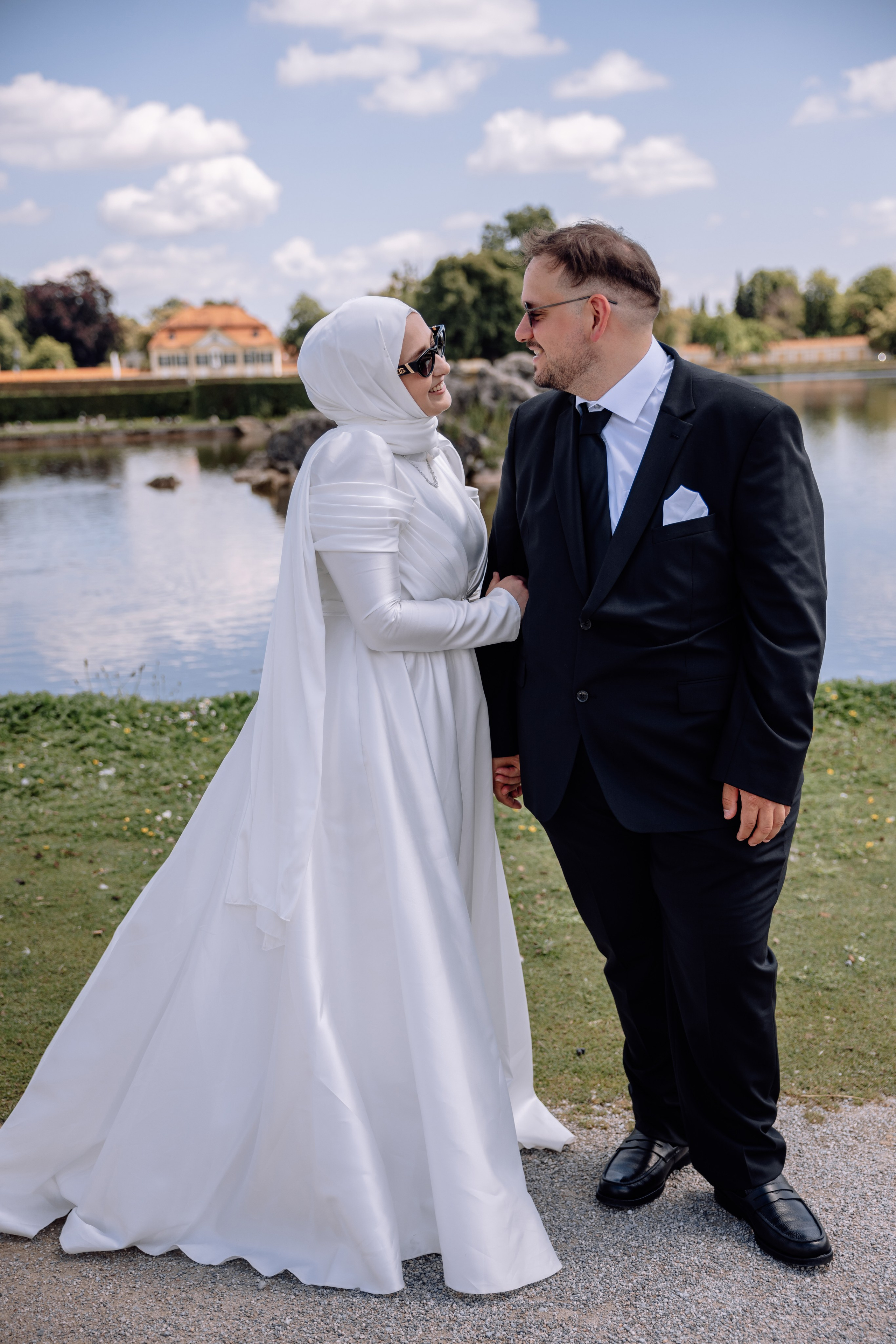 Braut und Bräutigam genießen den Moment vor dem Schloss Nymphenburg
