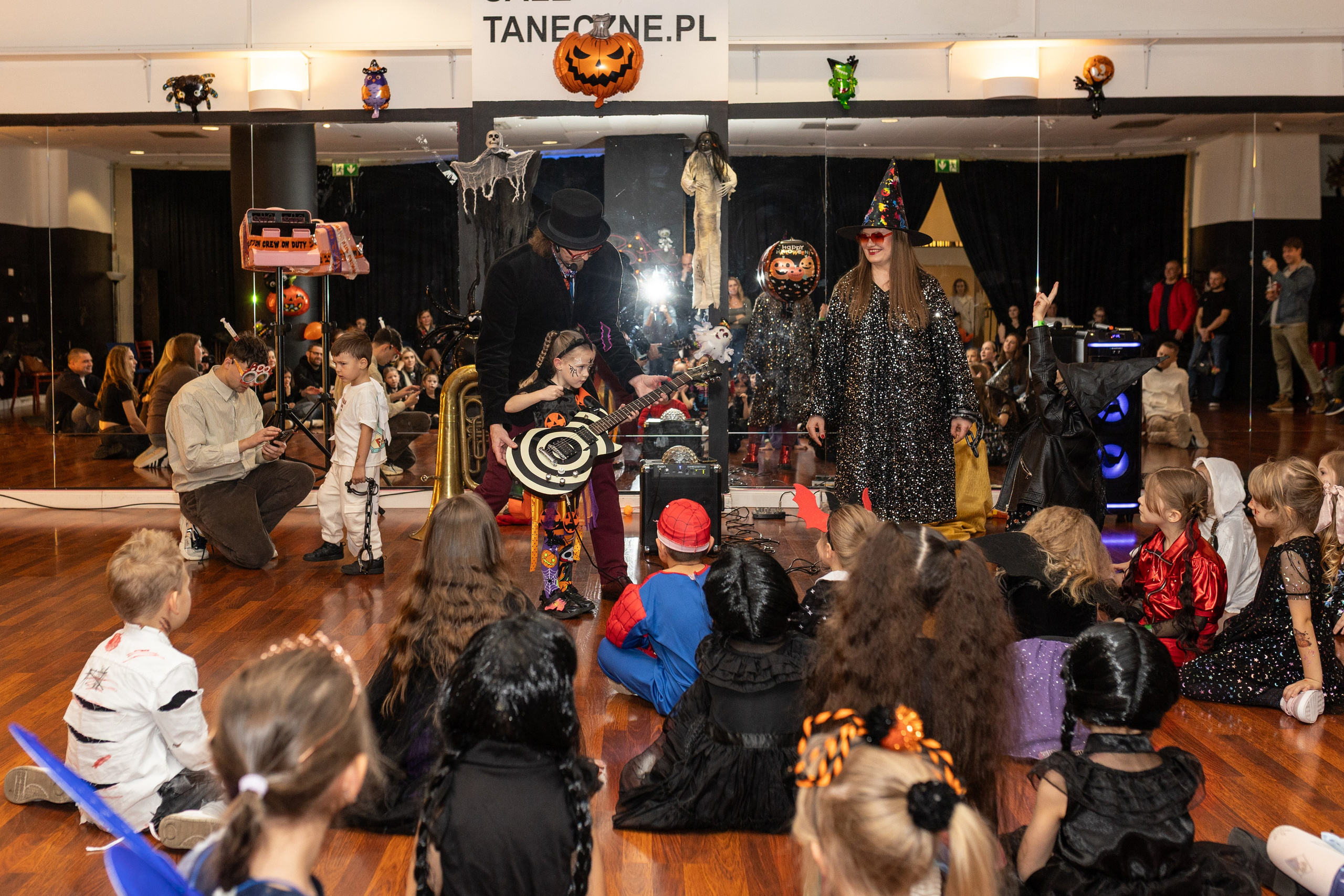 Leo dance studio Helloween 2025. Семейный и детский фотограф в Варшаве Мила Бобровская