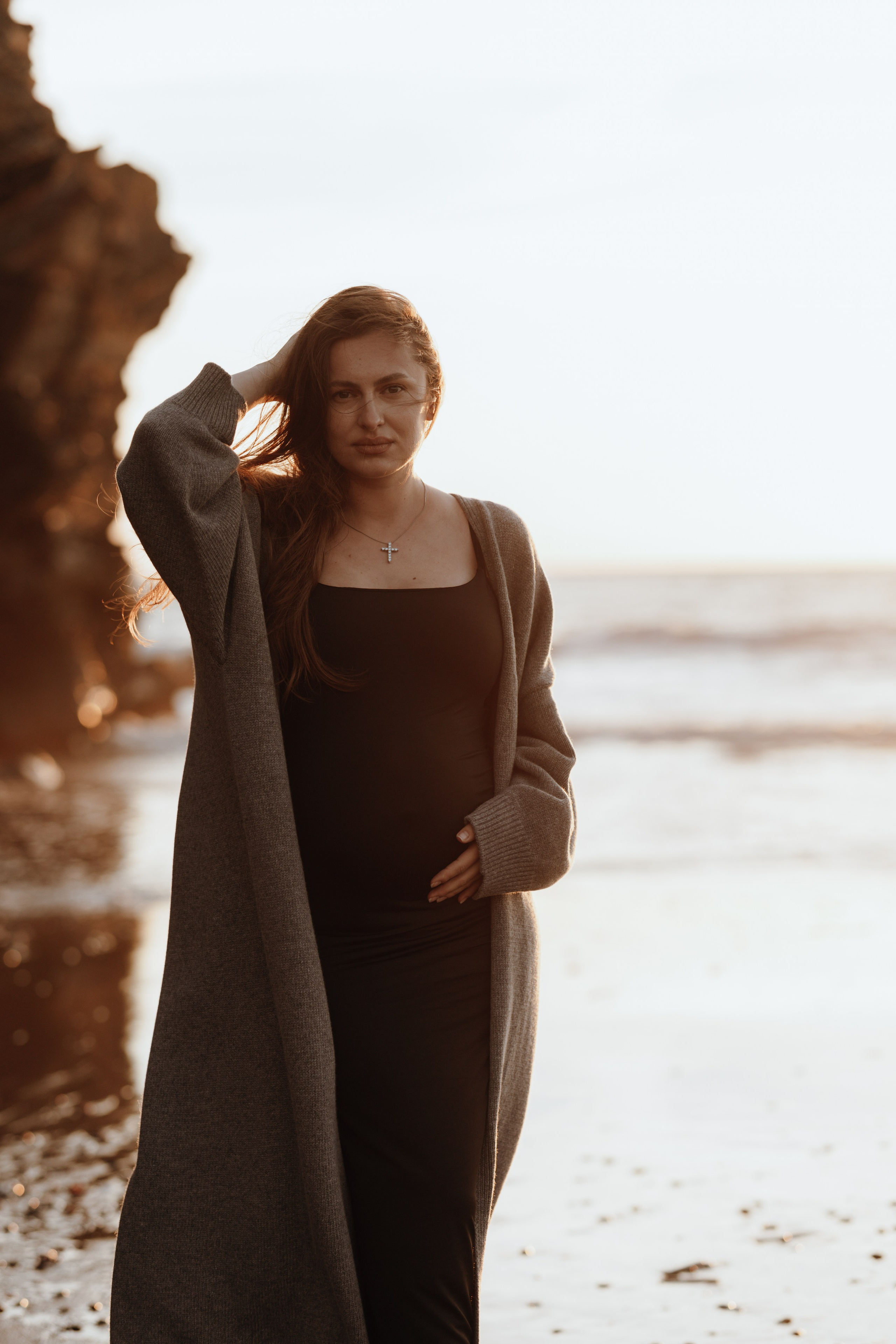 Sunset maternity photoshoot. Annah Louwagie — Lifestyle photographer for couples, families & brands | France & worldwide