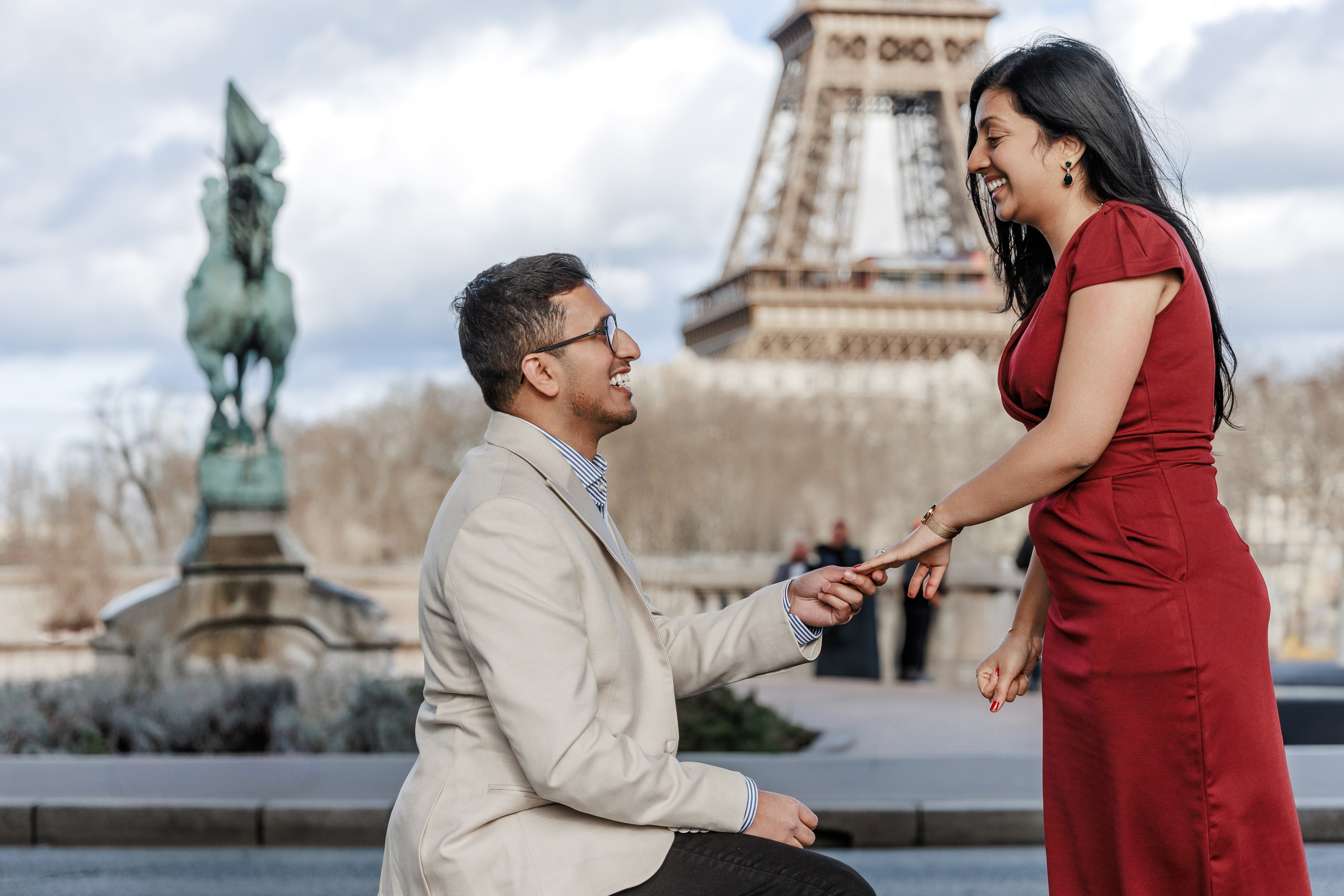 Bir-Hakeim Bridge in Paris — The Iconic Location for Luxury Proposal & Elopement Photography. Photographe à Paris