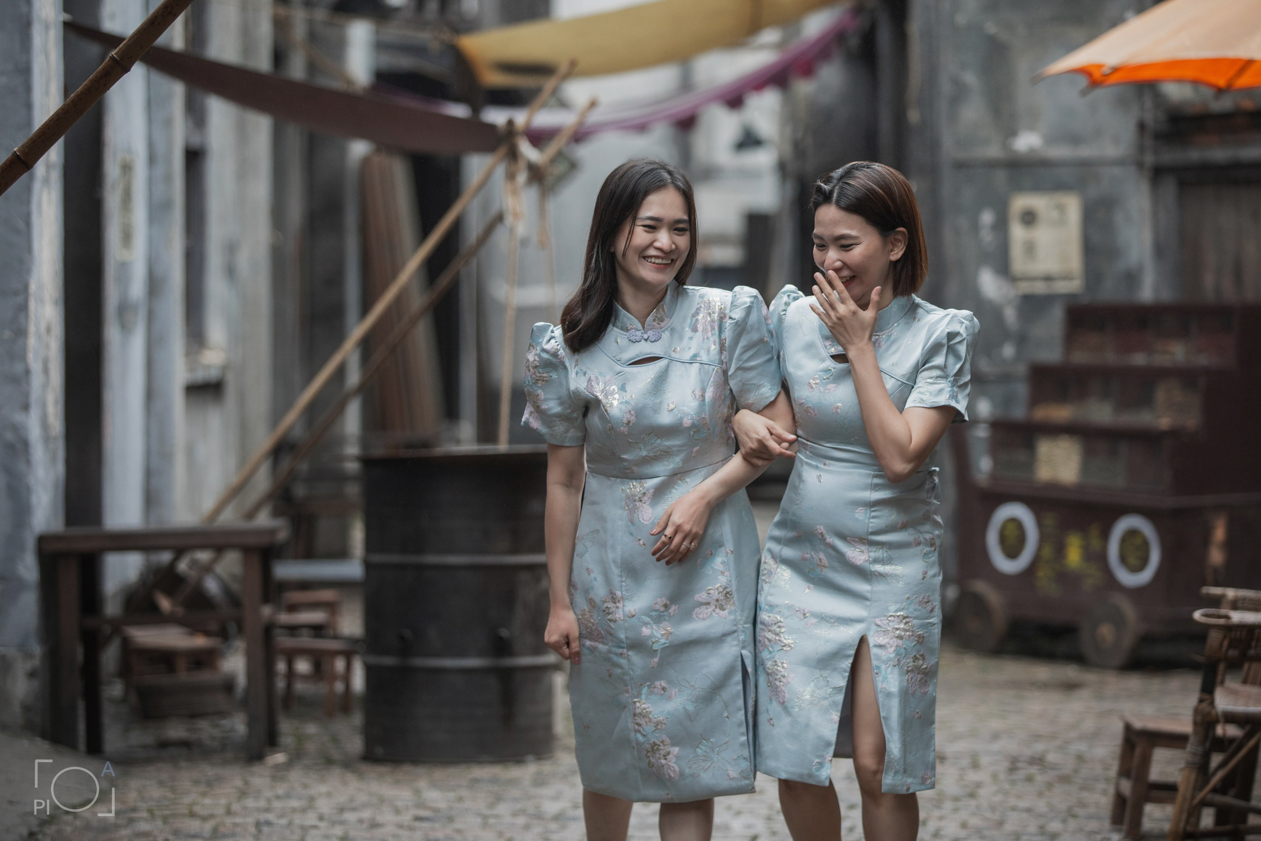 Shanghai 1930s retro photo shoot at Shanghai photo studio. Family photo shoot in Chinese retro style. 