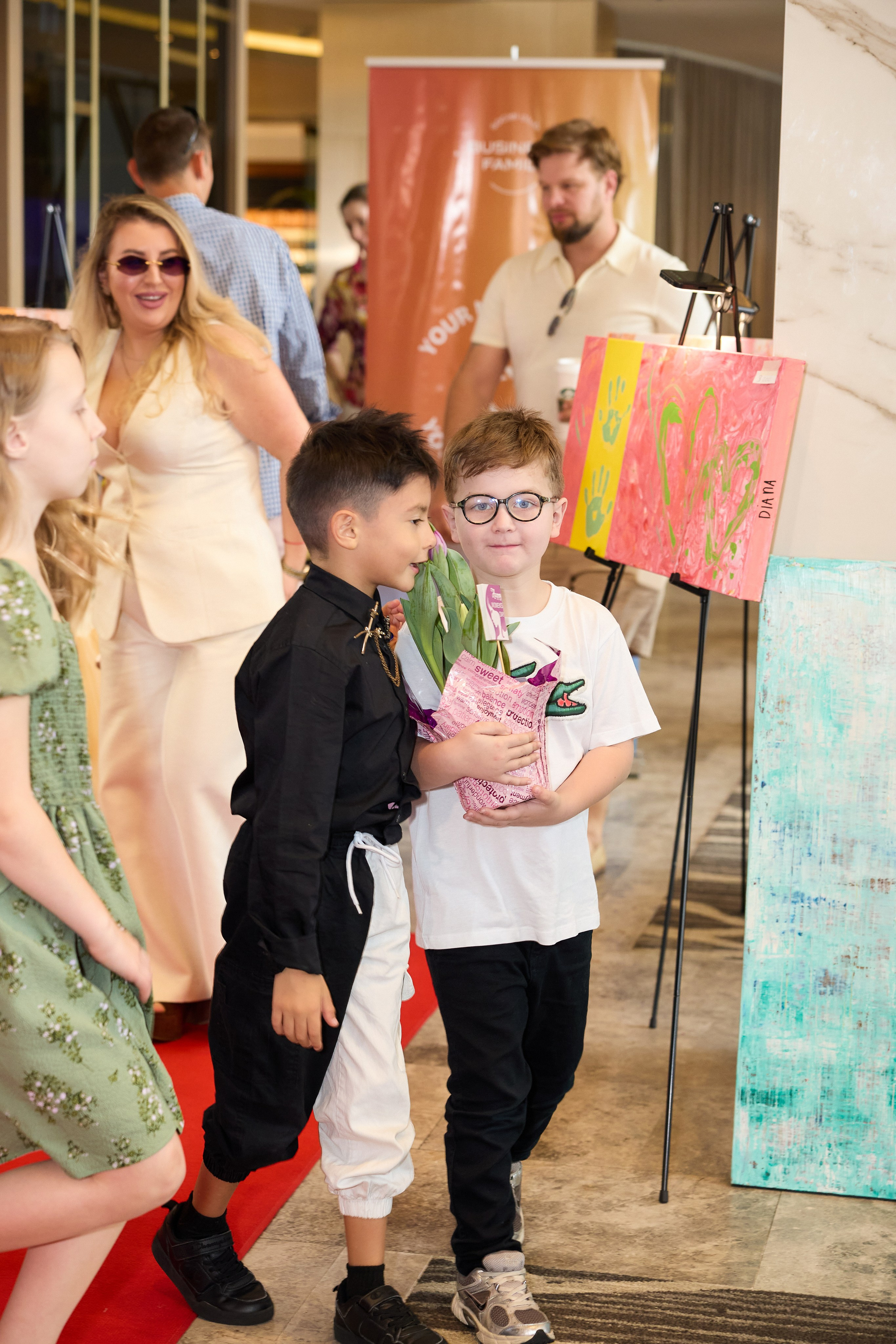 Авторская благотворительная художественная выставка Дианы Бортник. Фотограф Юлия Маковеева