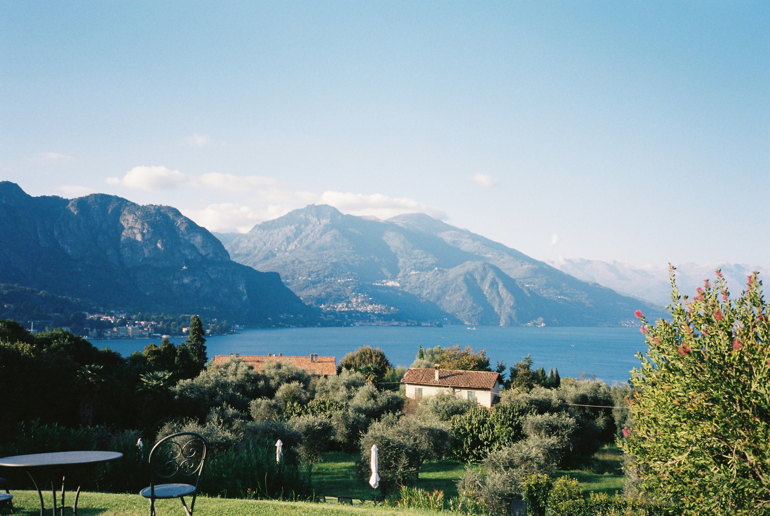 Pre-wedding photoshoot in Bellagio. Wedding photographer in Italy