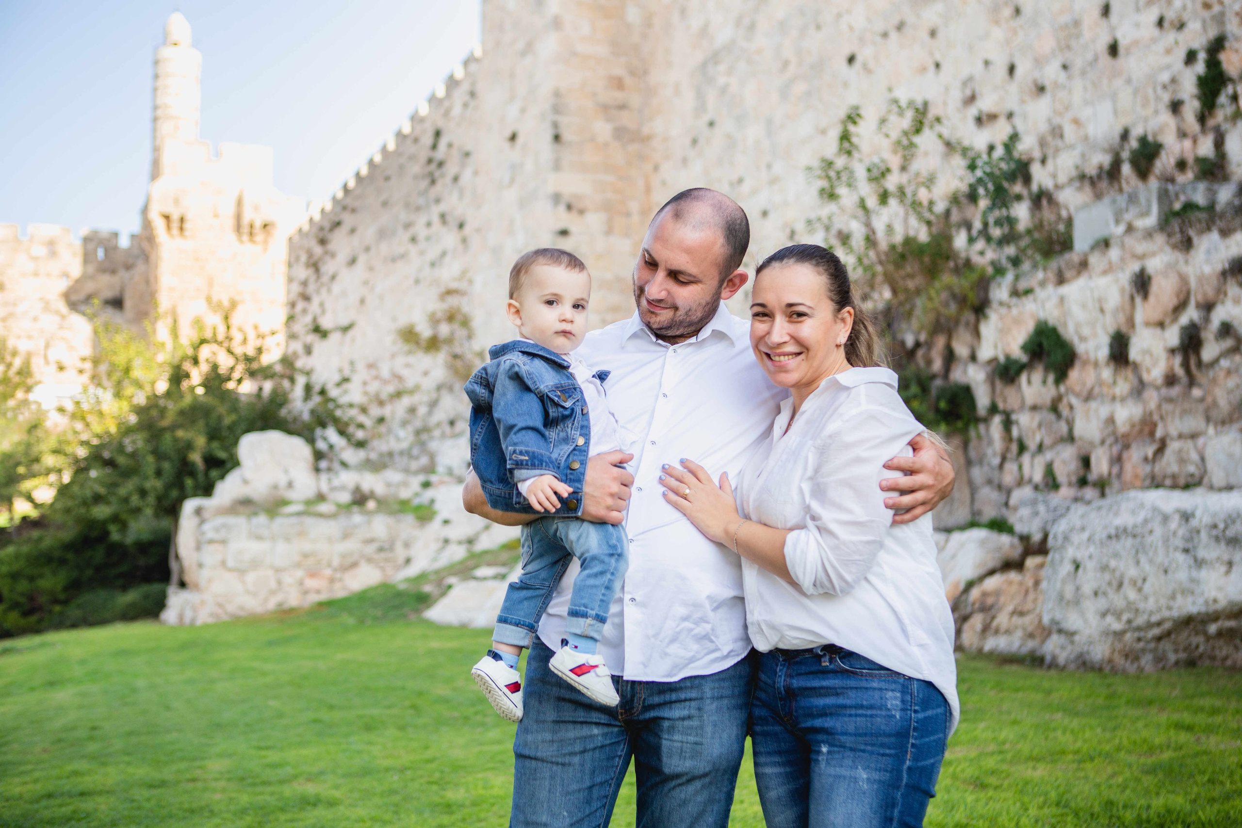 AT THE WALLS OF THE OLD CITY. PHOTOGRAPHER IN ISRAEL