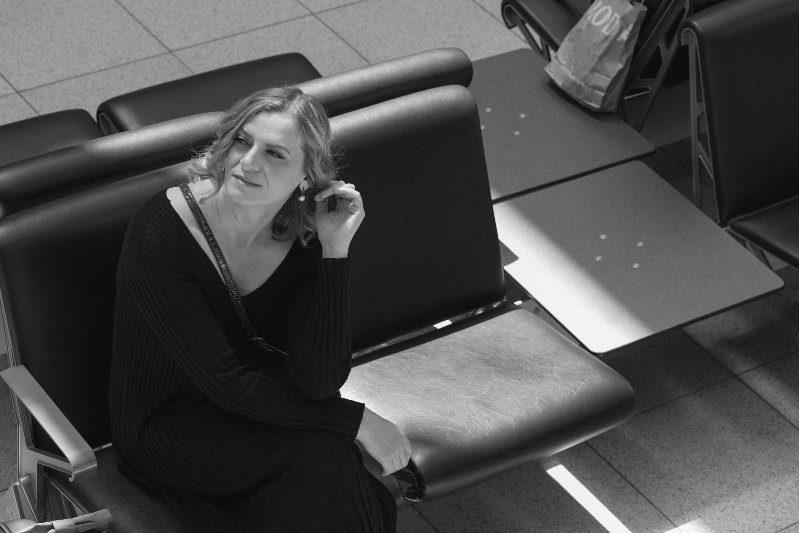 Schwarz-Weiß-Fotoshooting am Flughafen. Schwarz-weiß Fotografie in Münster. Fotografin Viktoria Roschen