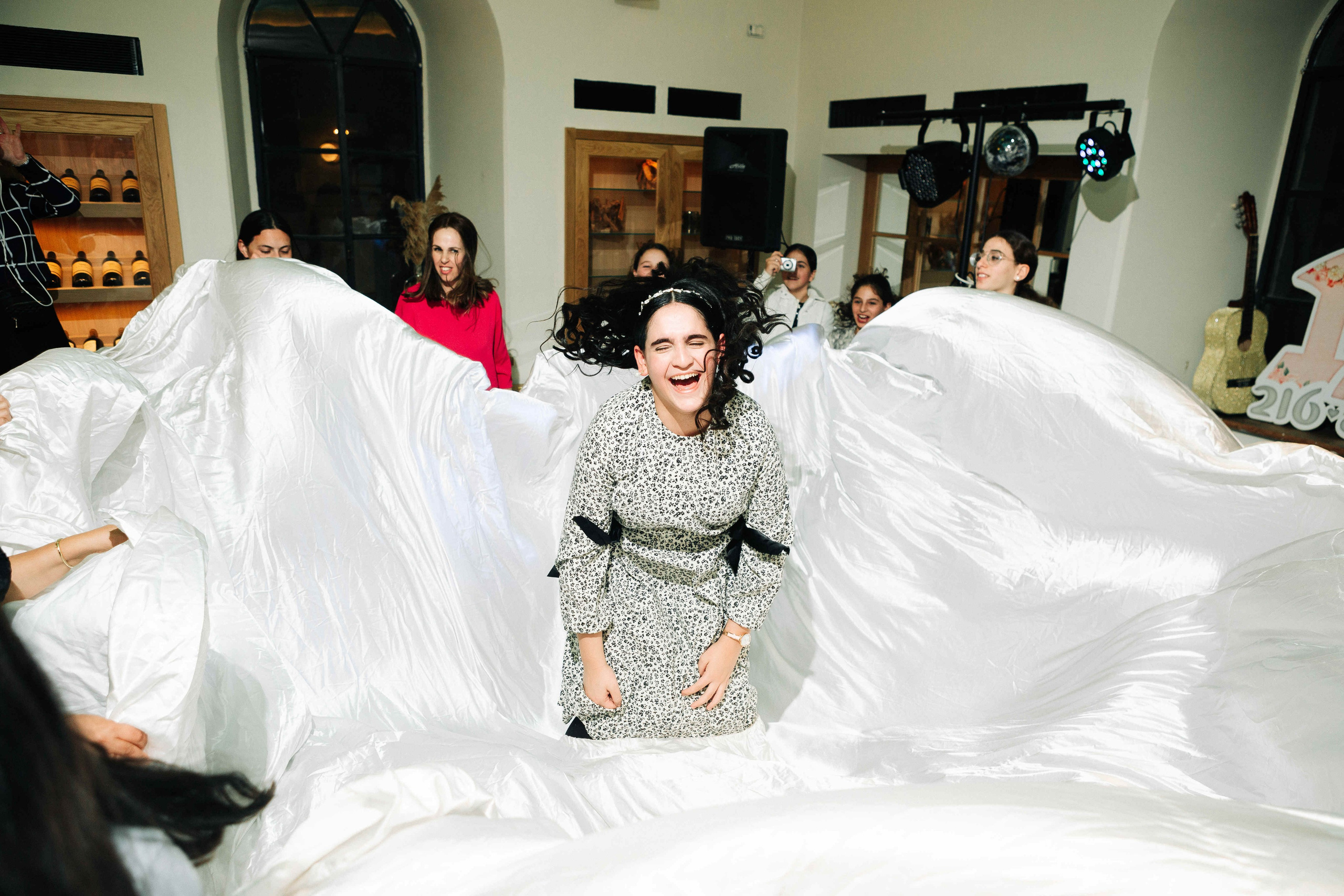 PARTY IN A RESTAURANT WITH THE WHOLE FAMILY. Https://shi-photo.com/