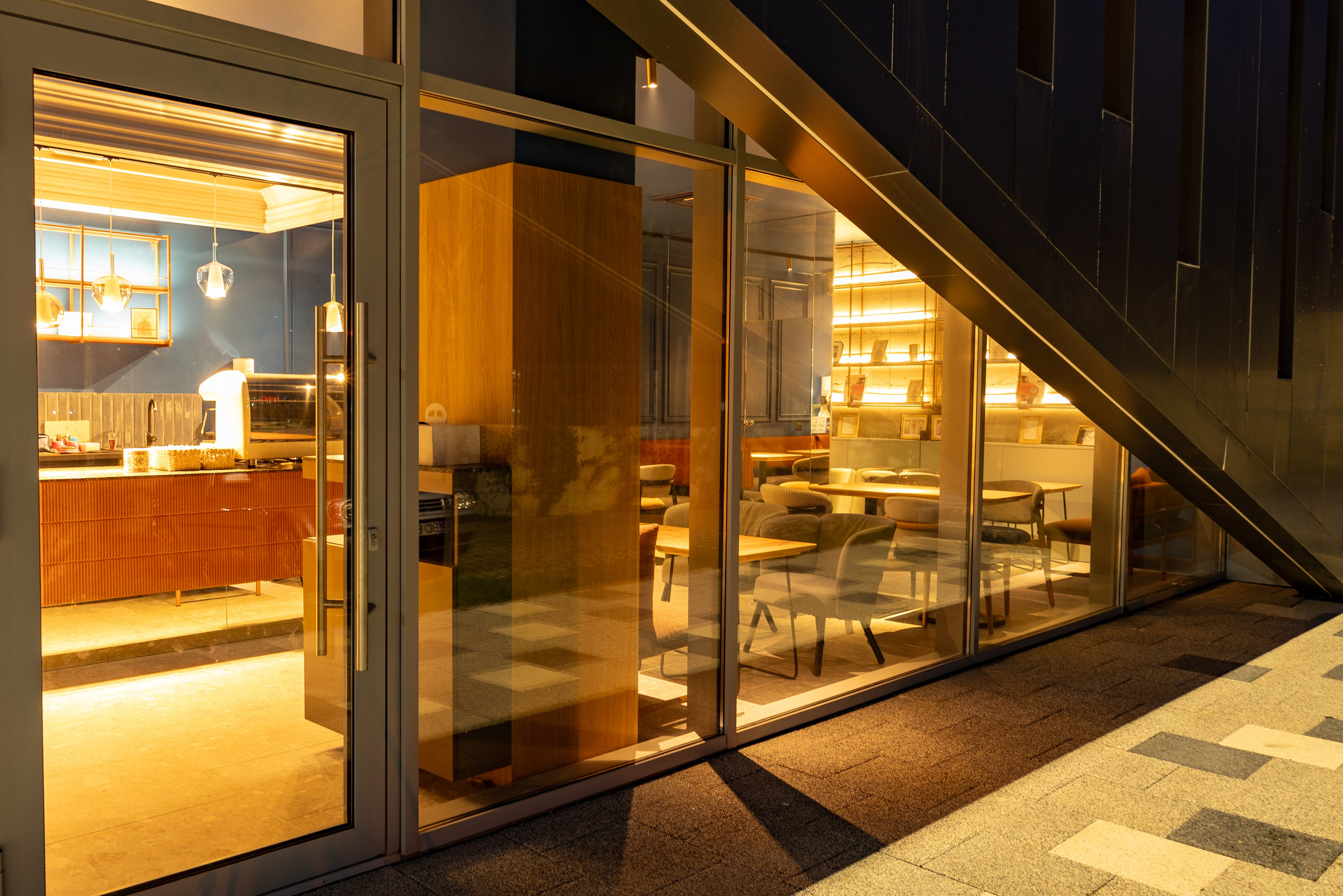 Cafenea “Monte Carlo” Buhuși. Fotograf. Lucrez cu oameni, produse și spații. Portret și fotografie creativă. Bacău, România. Lidia Savinoiu