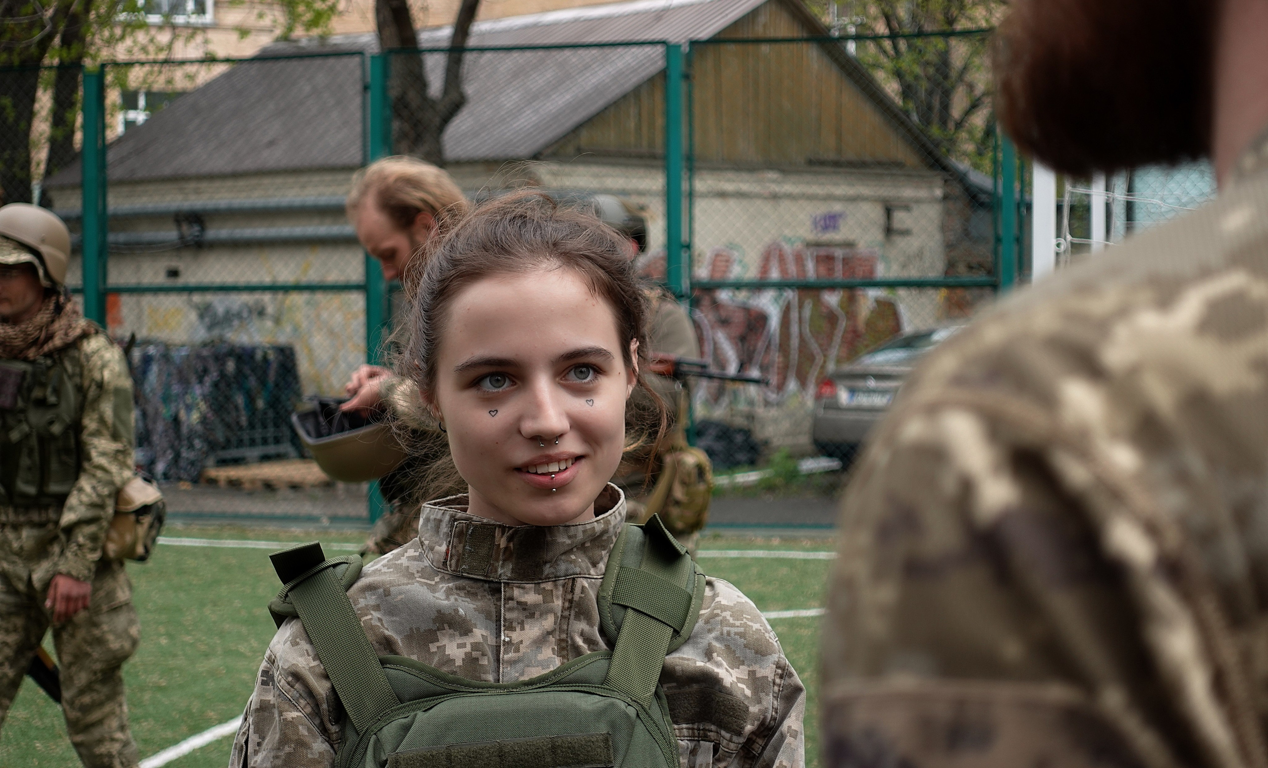 Kyiv (Ukraine) 1 mai 2022. Jeune fille membre de l’UDA (armée des volontaires ukrainiens) lors d’un entrainement.