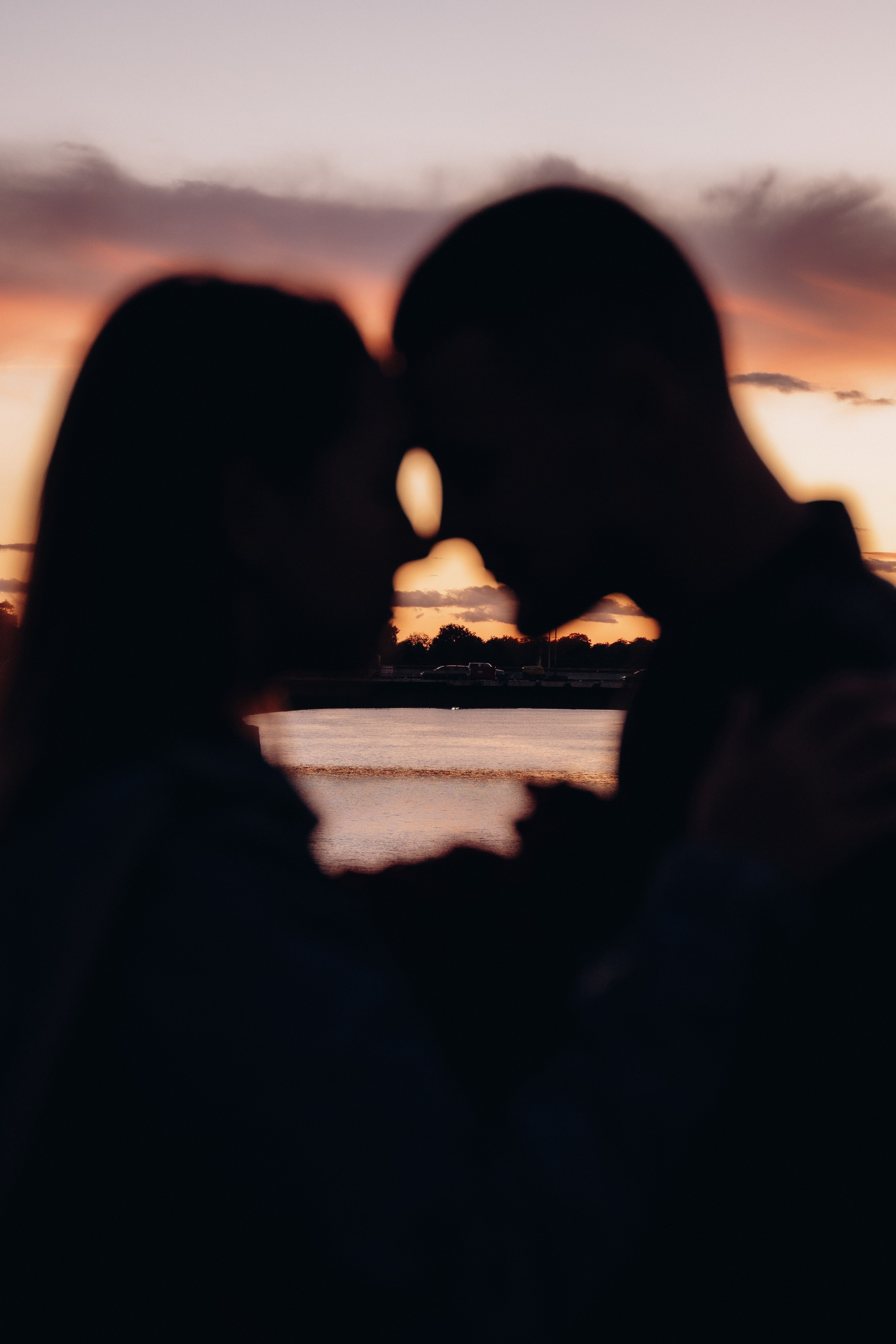 Sunset Embrace. Fotograf Katowice – sesje indywidualne, rodzinne, ślubne