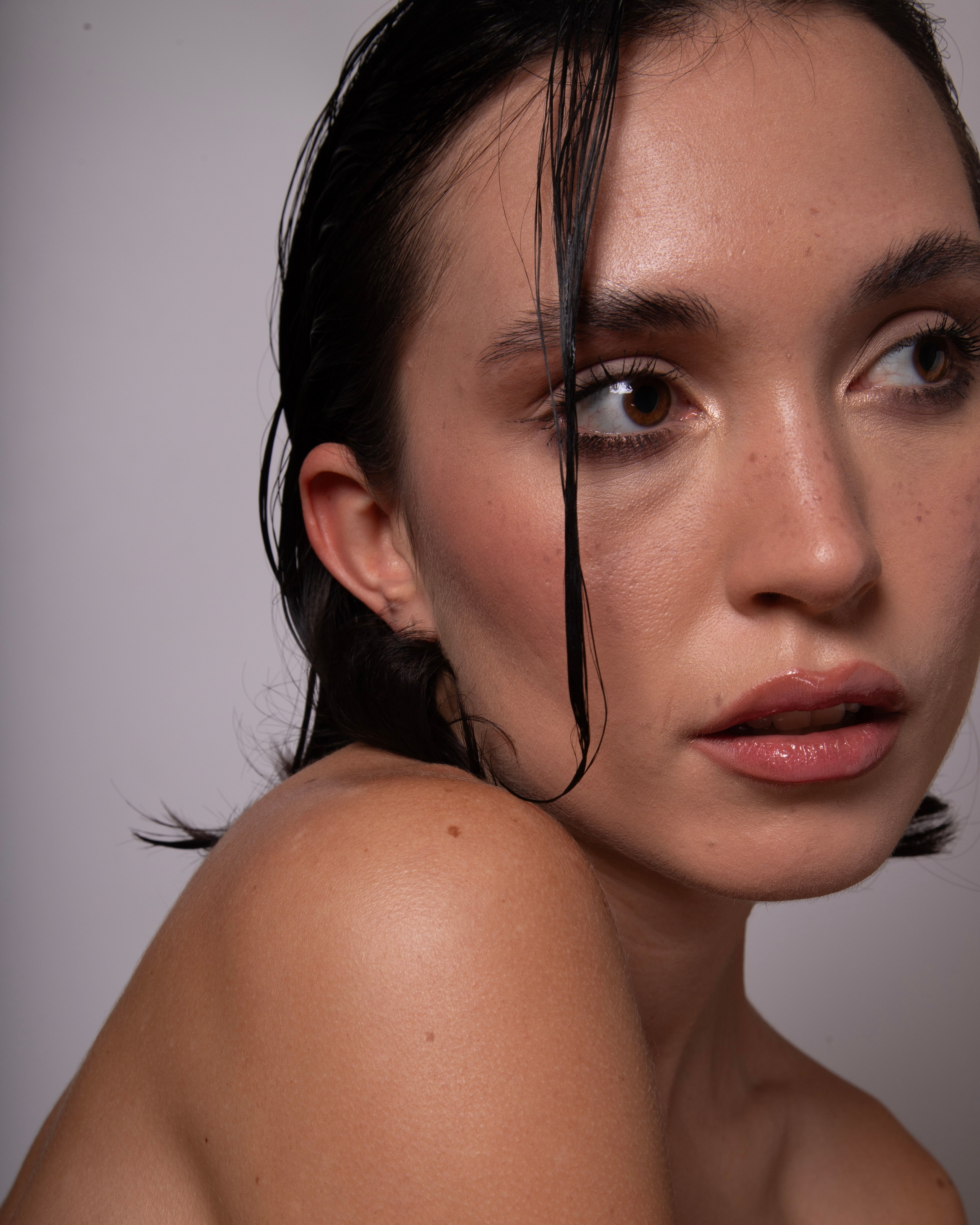 Глубокая ретушь. Аяна Крапивкина — профессиональная ретушь и AI-визуал