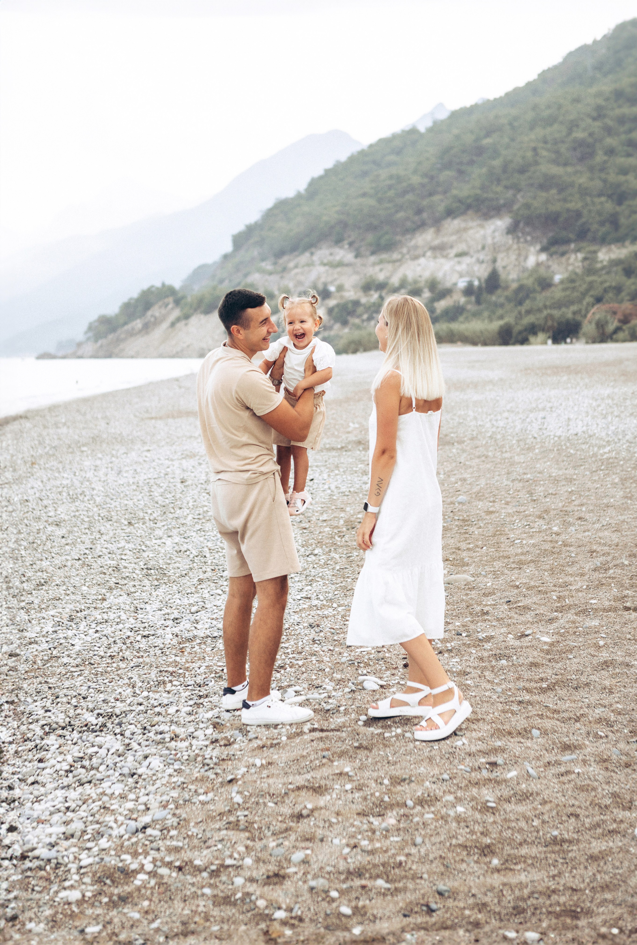 Семейная фотосессия на пляже Анталии. Фотограф в Анталии, Кемере и Белеке