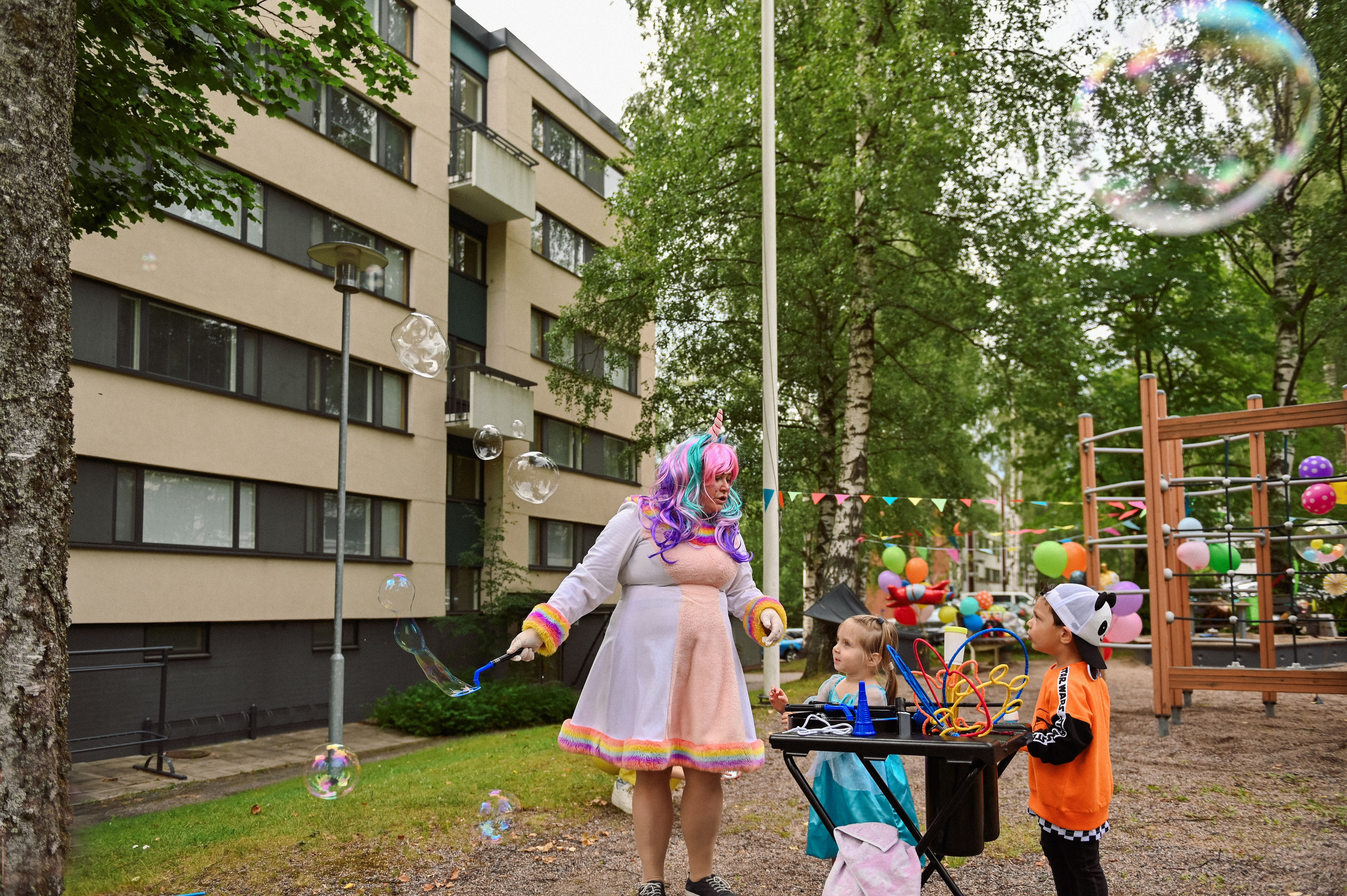Праздник во дворе дома. Детский и семейный фотограф в финляндии дина пулкка. контент фотограф